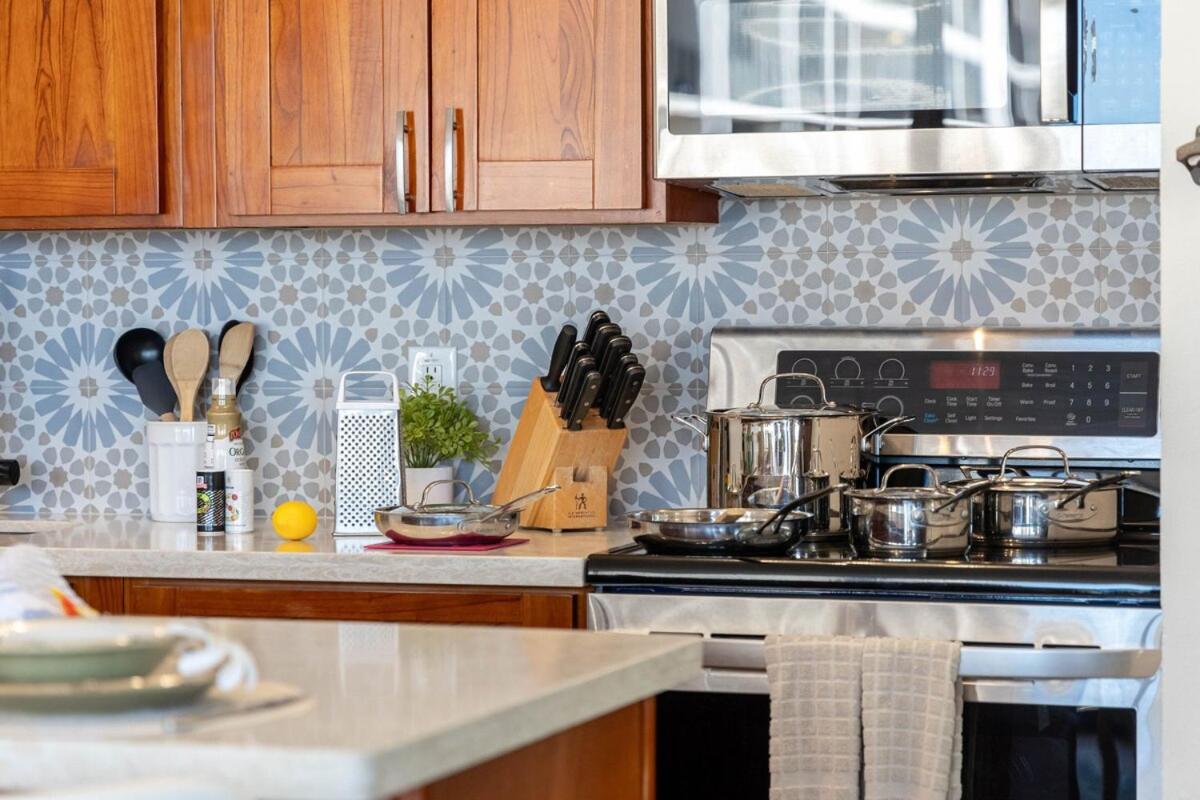 New! Modern Remodeled Condo, Walk to Waikiki Beach, Oceanview, Free Parking, AC