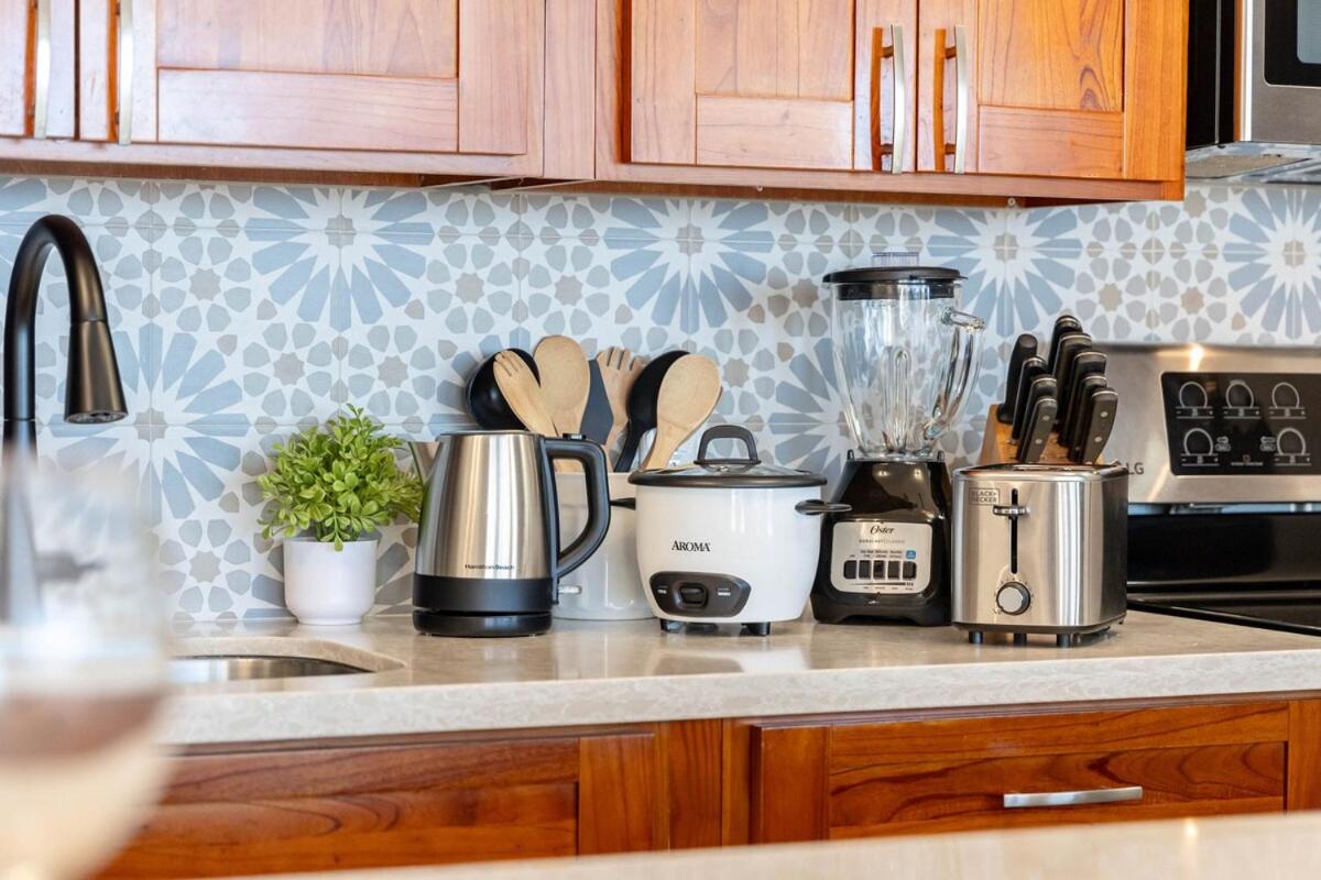 New! Modern Remodeled Condo, Walk to Waikiki Beach, Oceanview, Free Parking, AC