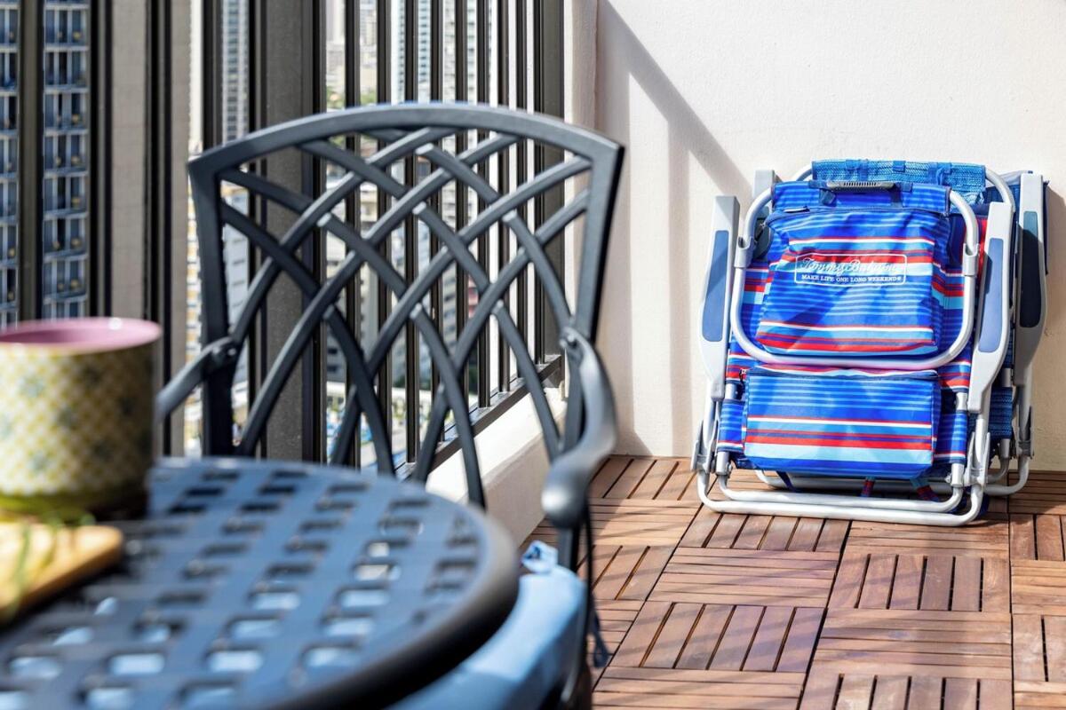 New! Modern Remodeled Condo, Walk to Waikiki Beach, Oceanview, Free Parking, AC
