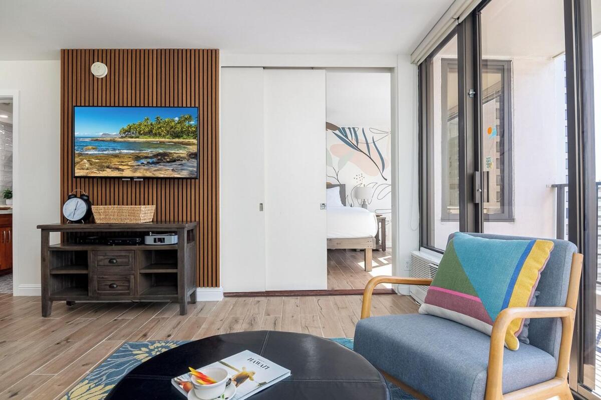 New! Modern Remodeled Condo, Walk to Waikiki Beach, Oceanview, Free Parking, AC