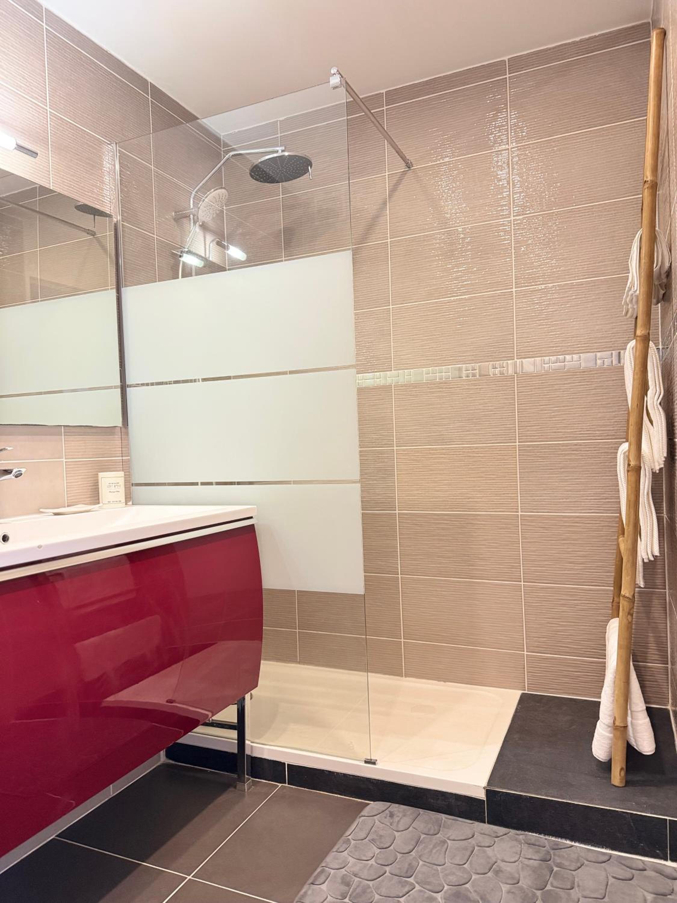 LA PROVENCE - stylish & spacious apartment with pool & private parking near Avignon, TRAVELLER AWARD 2026