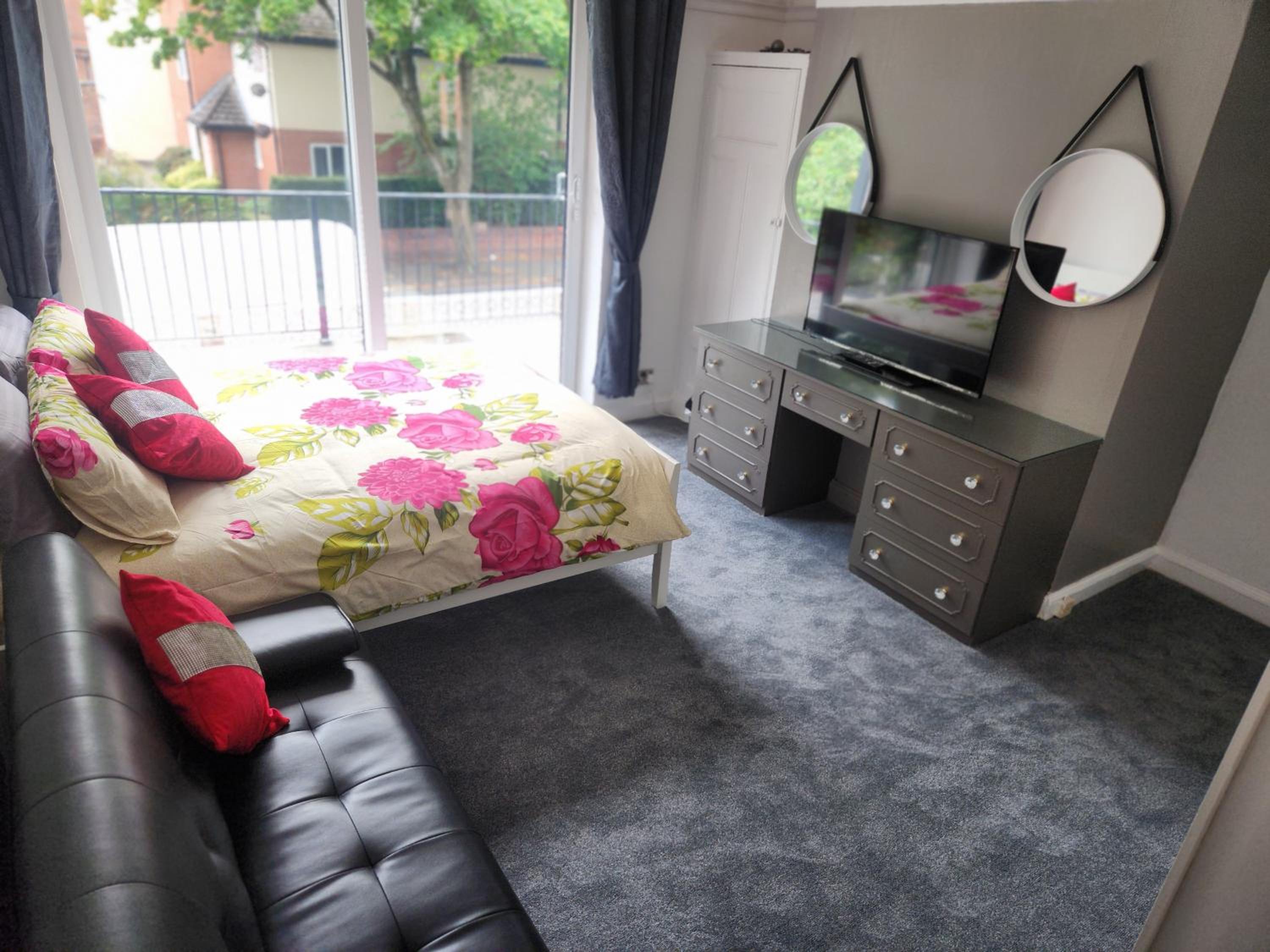Charming Tudor Cottage White House Free Wifi Manchester