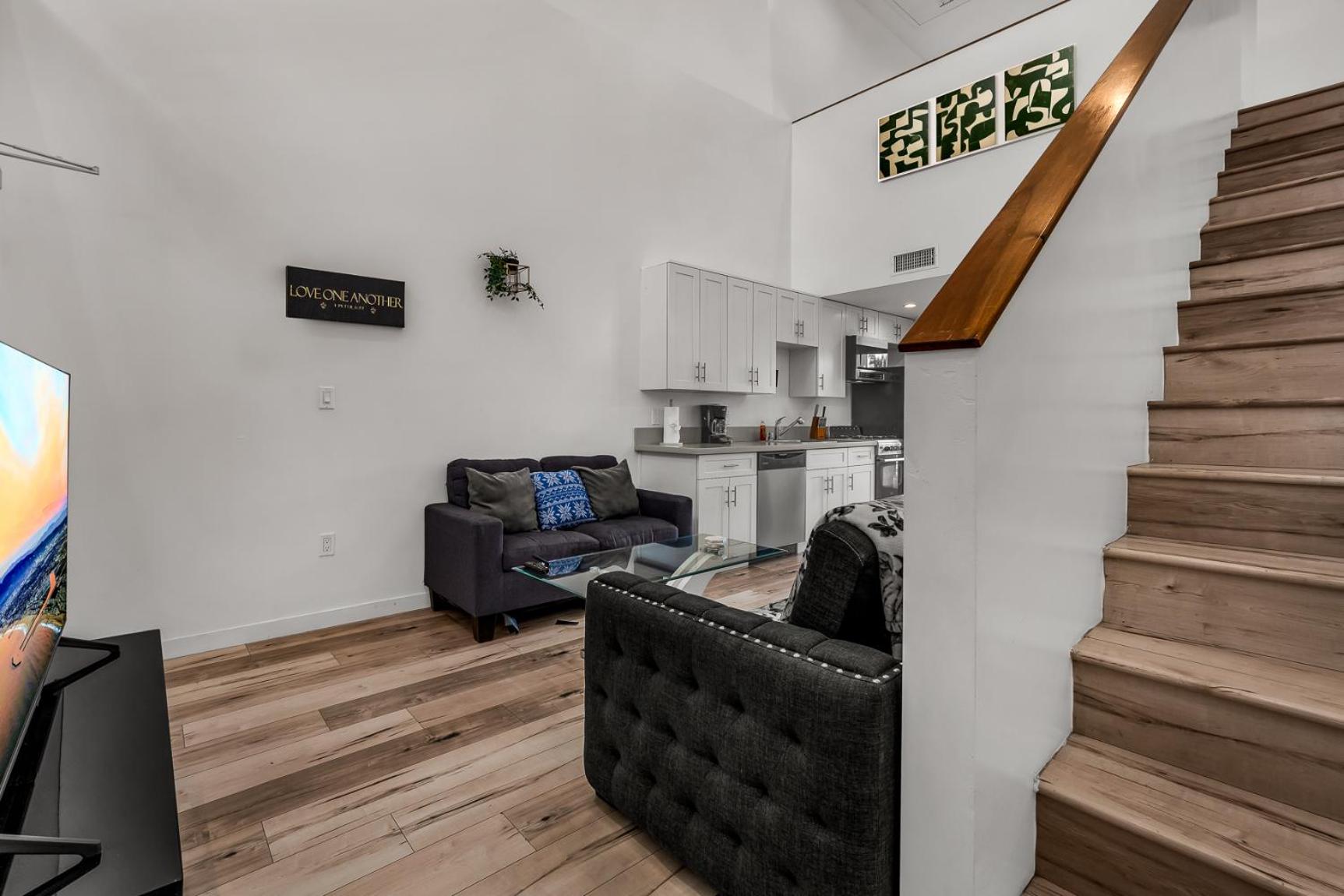 Lux Hollywood Loft 1BR with Balcony & Private Parking 10 Min to Downtown LA