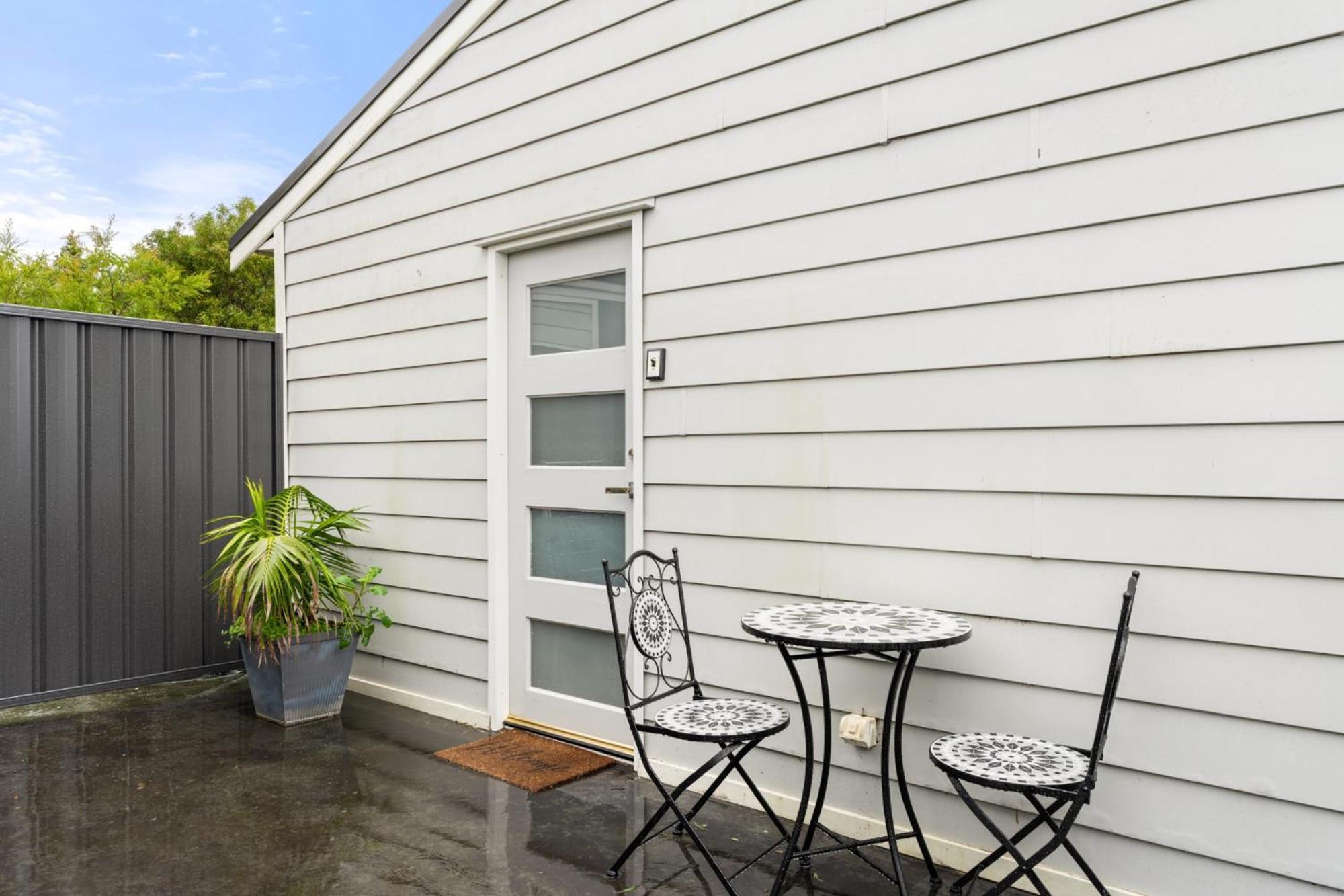 Bright 1-Bed Apartment with Garden Views