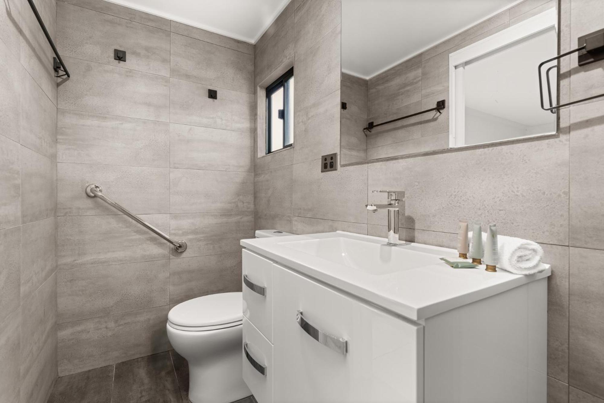 Bright 1-Bed Apartment with Garden Views