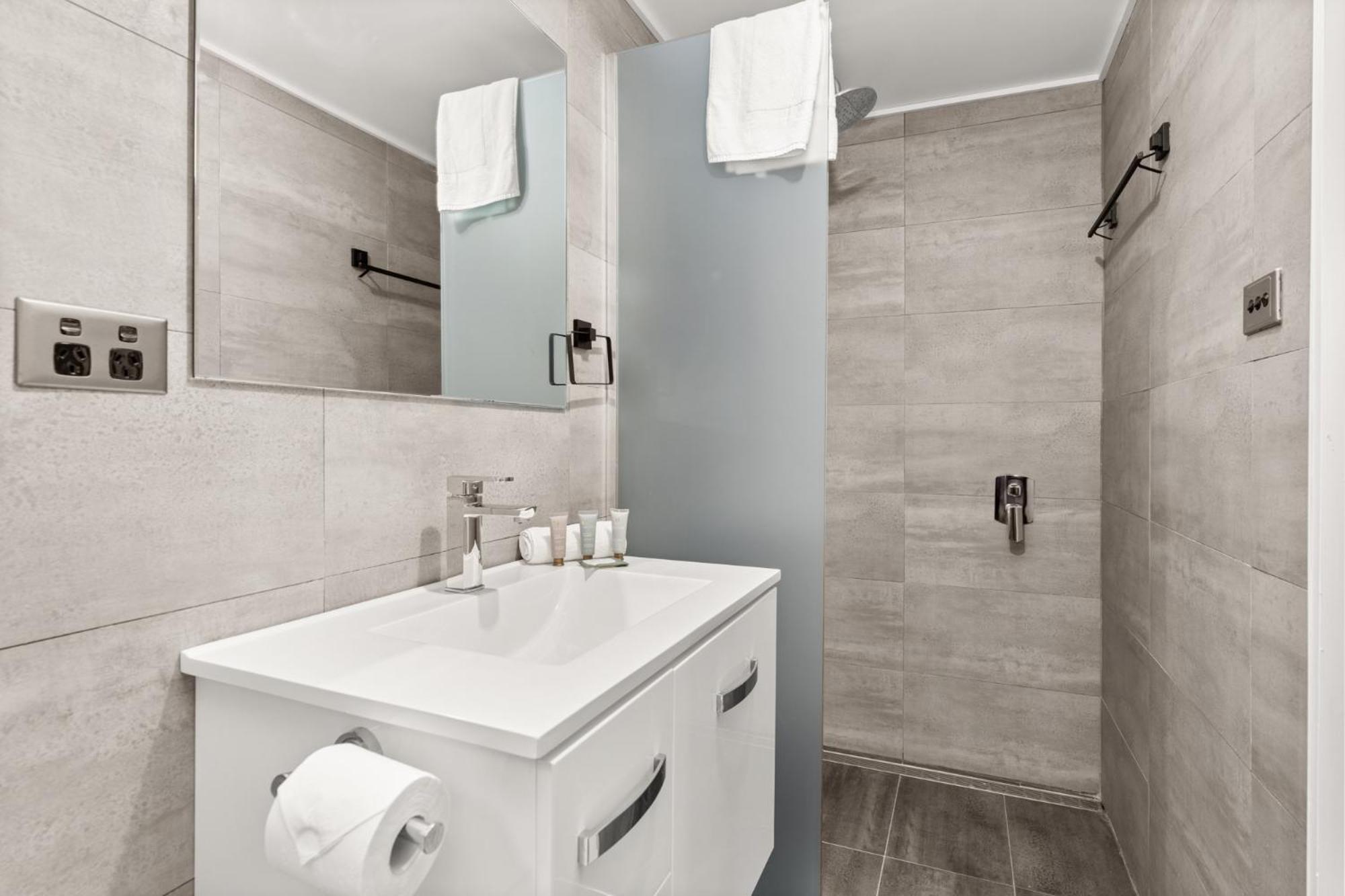 Bright 1-Bed Apartment with Garden Views