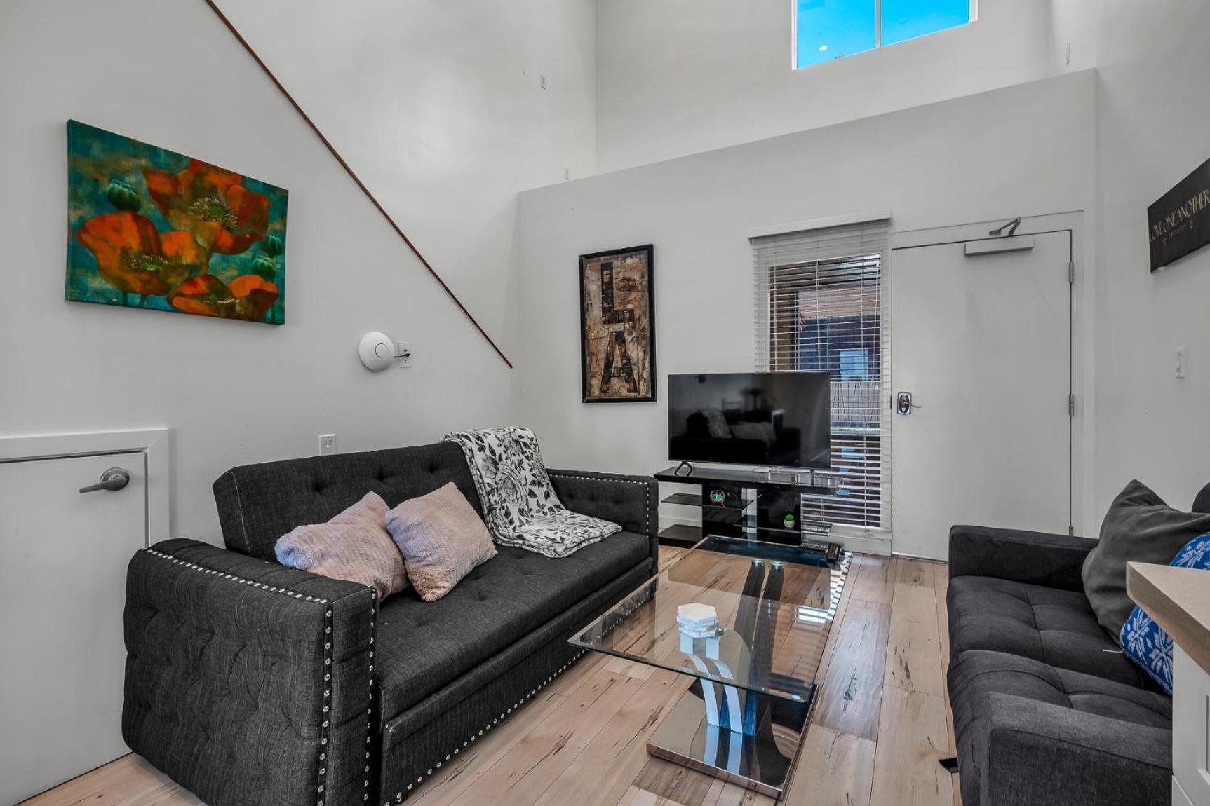 Lux Hollywood Loft 1BR with Balcony & Private Parking 10 Min to Downtown LA