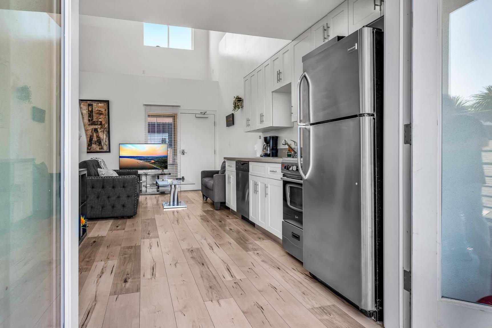 Lux Hollywood Loft 1BR with Balcony & Private Parking 10 Min to Downtown LA