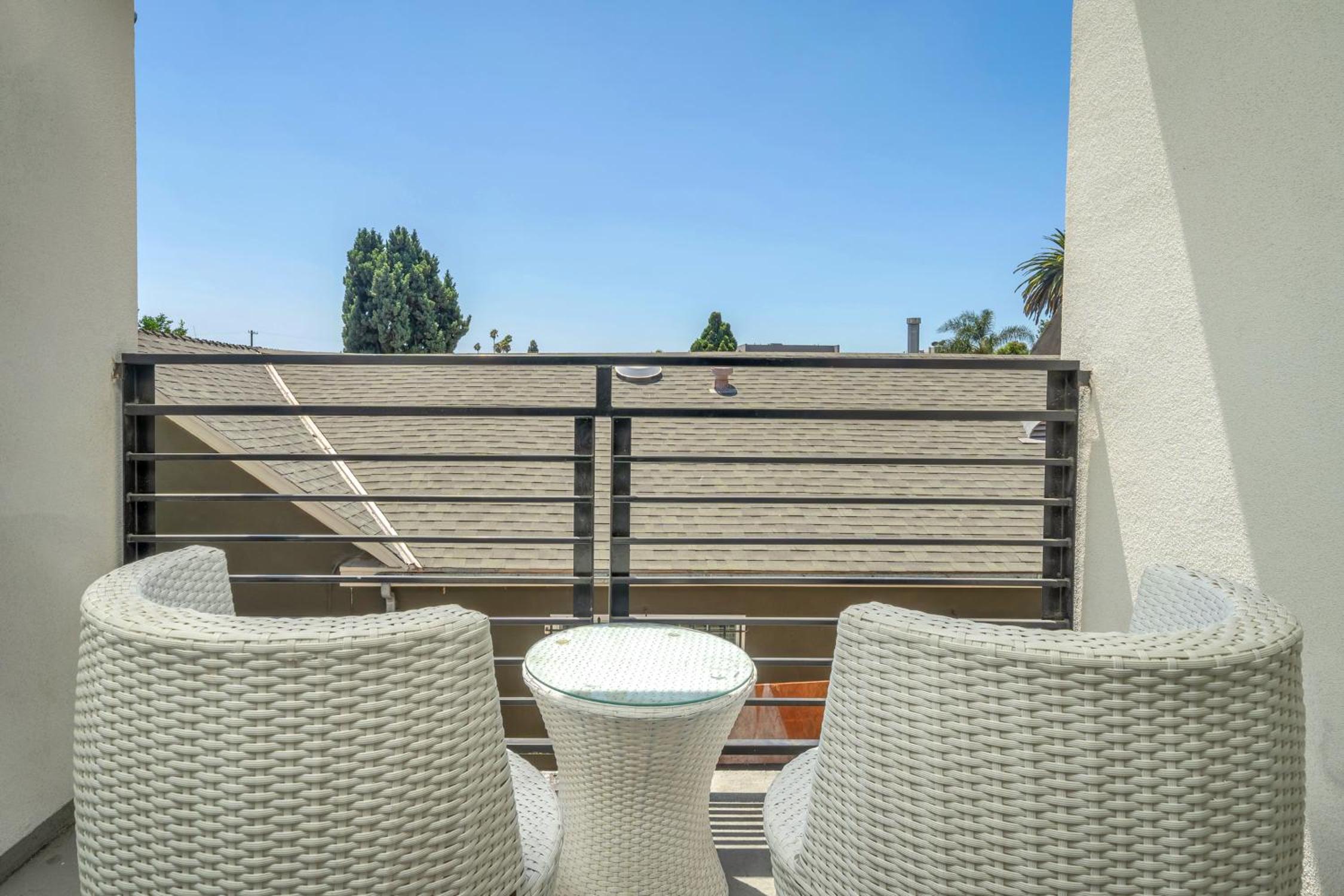 Lux Hollywood Loft 1BR with Balcony & Private Parking 10 Min to Downtown LA