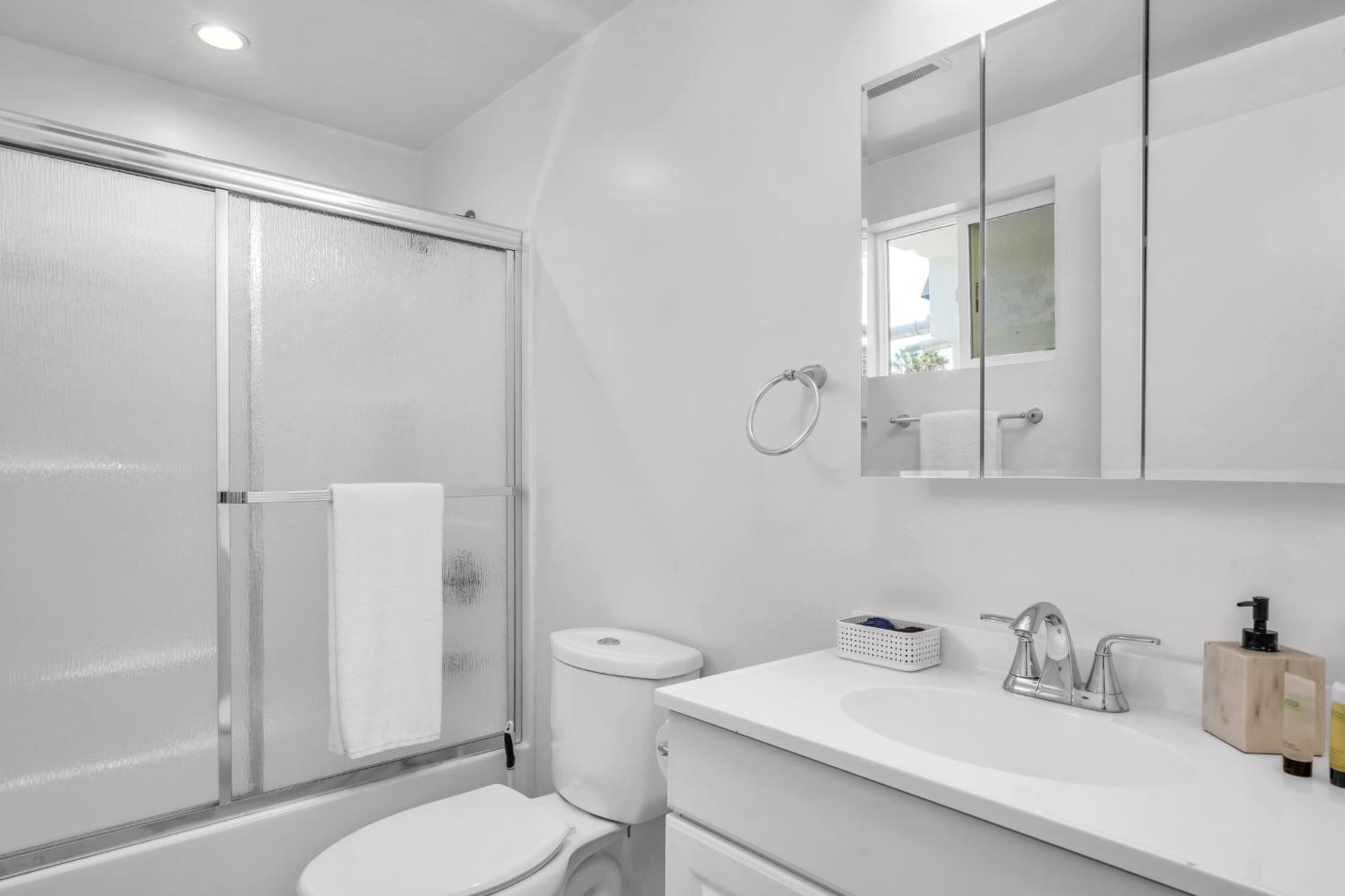 Lux Hollywood Loft 1BR with Balcony & Private Parking 10 Min to Downtown LA