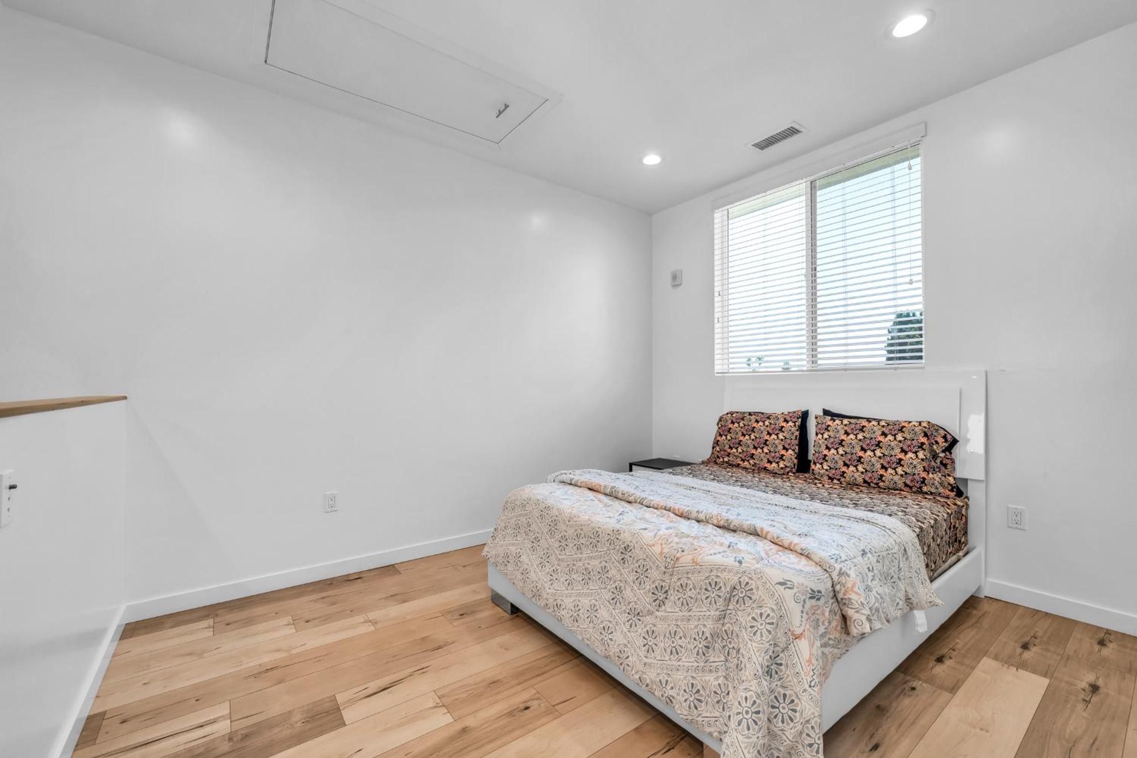 Lux Hollywood Loft 1BR with Balcony & Private Parking 10 Min to Downtown LA