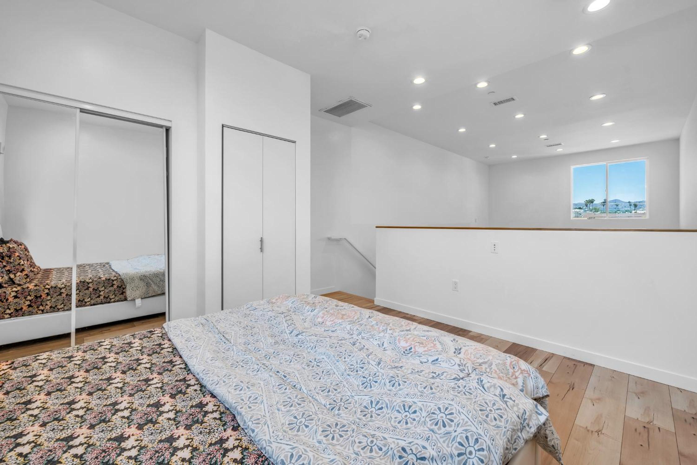 Lux Hollywood Loft 1BR with Balcony & Private Parking 10 Min to Downtown LA