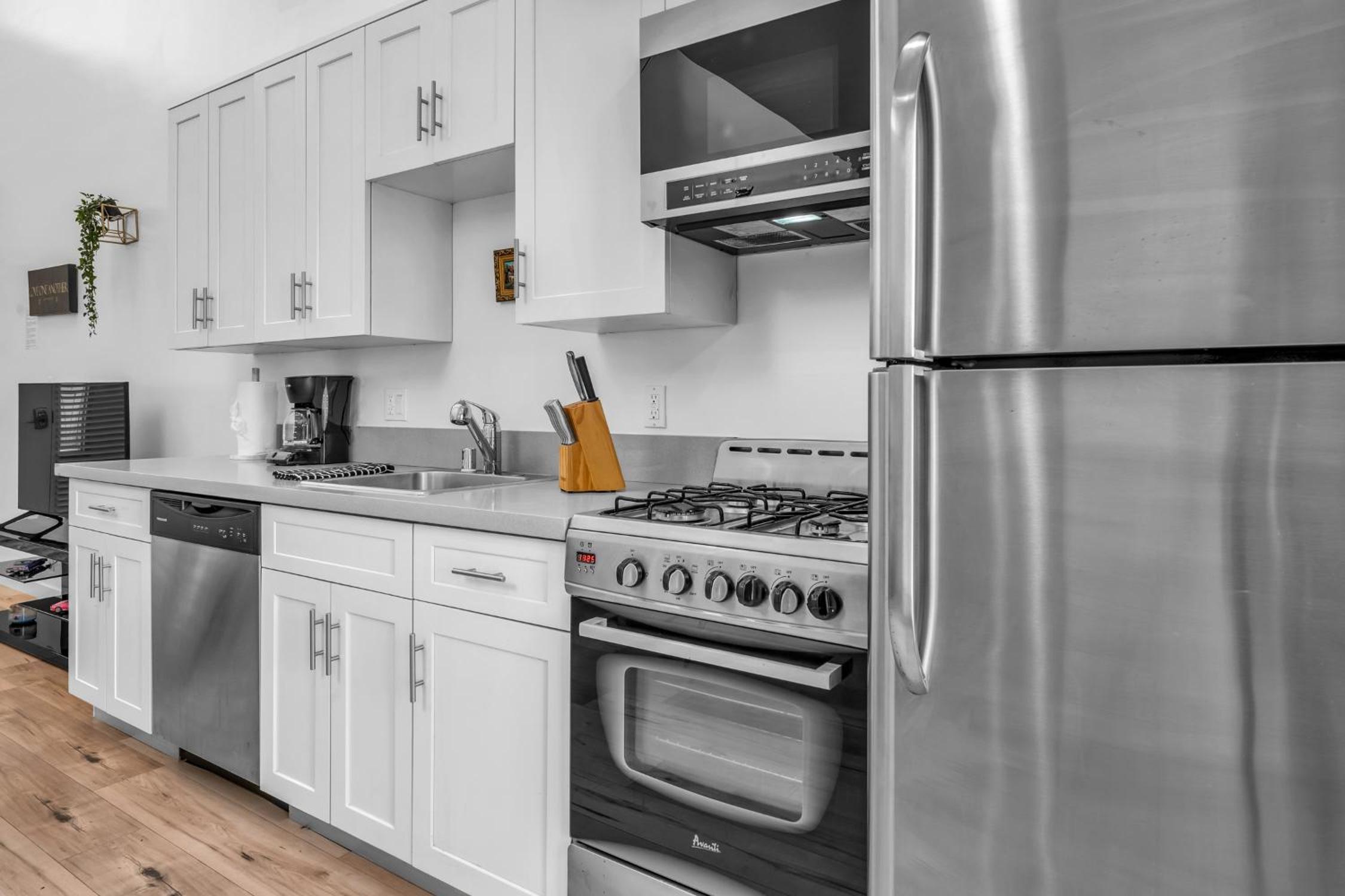 Lux Hollywood Loft 1BR with Balcony & Private Parking 10 Min to Downtown LA