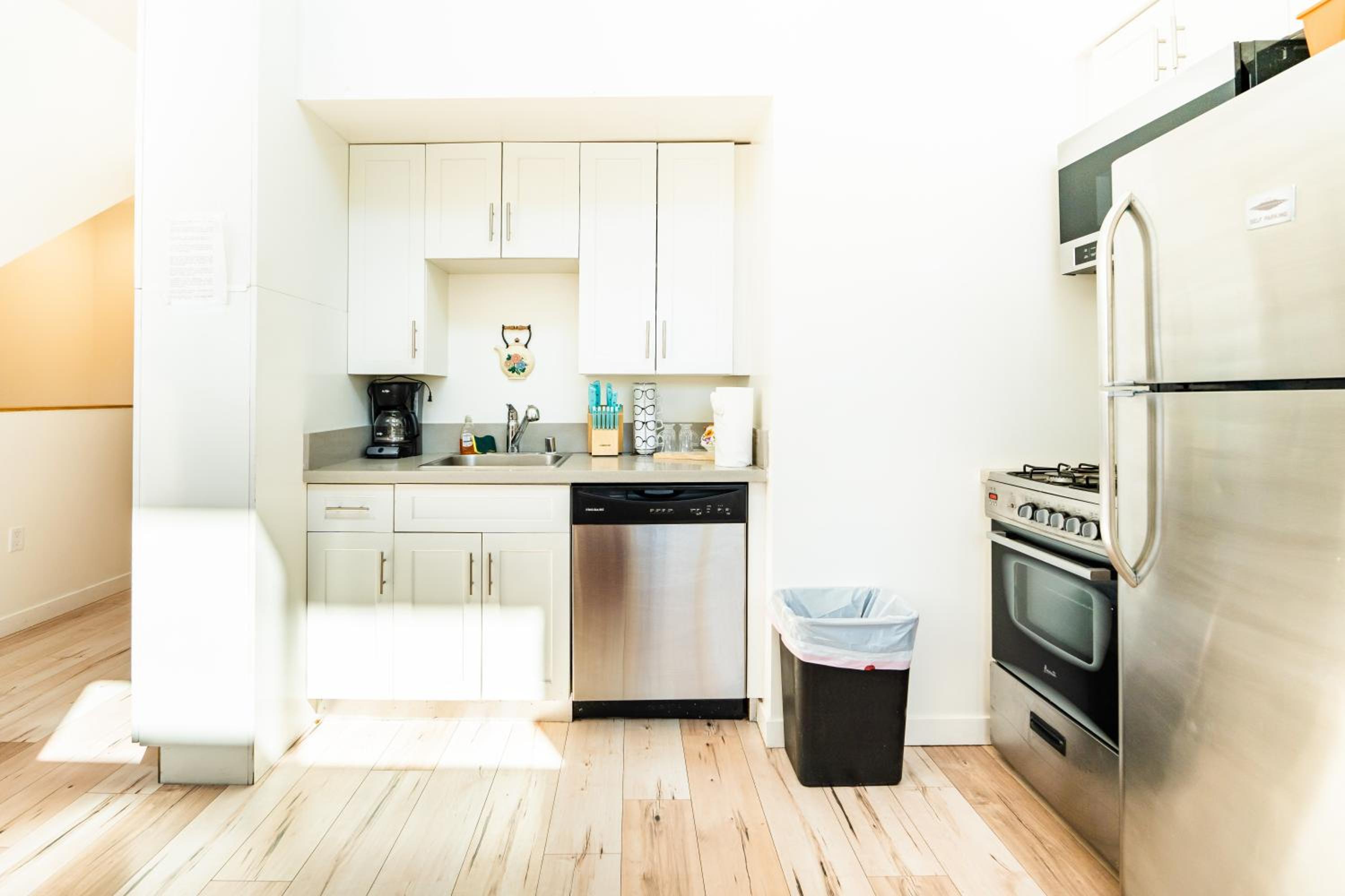 Chic Hollywood Koreatown 3Bedroom Loft 3 Level 2 Bathrooms Perfect for Groups up to 10