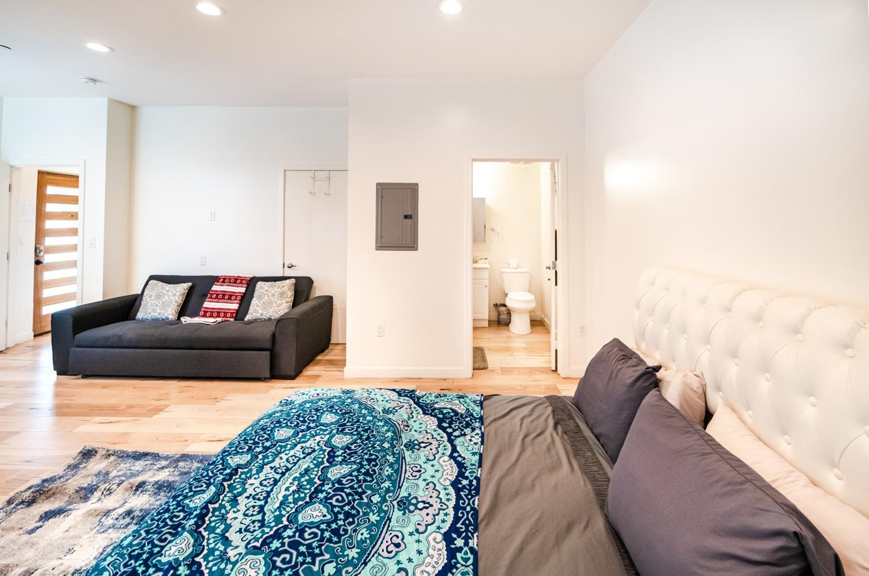 Chic Hollywood Koreatown 3Bedroom Loft 3 Level 2 Bathrooms Perfect for Groups up to 10