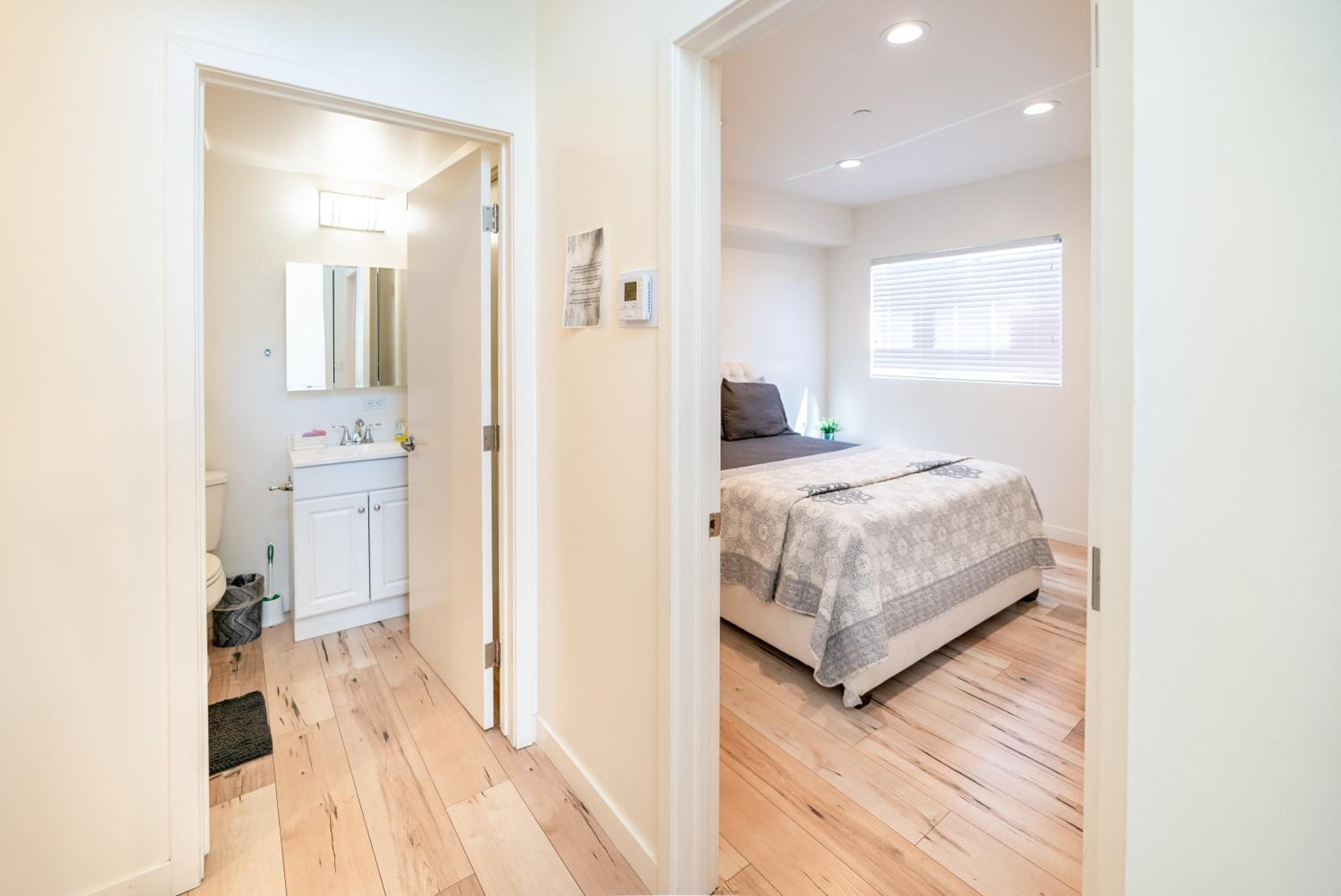 Chic Hollywood Koreatown 3Bedroom Loft 3 Level 2 Bathrooms Perfect for Groups up to 10