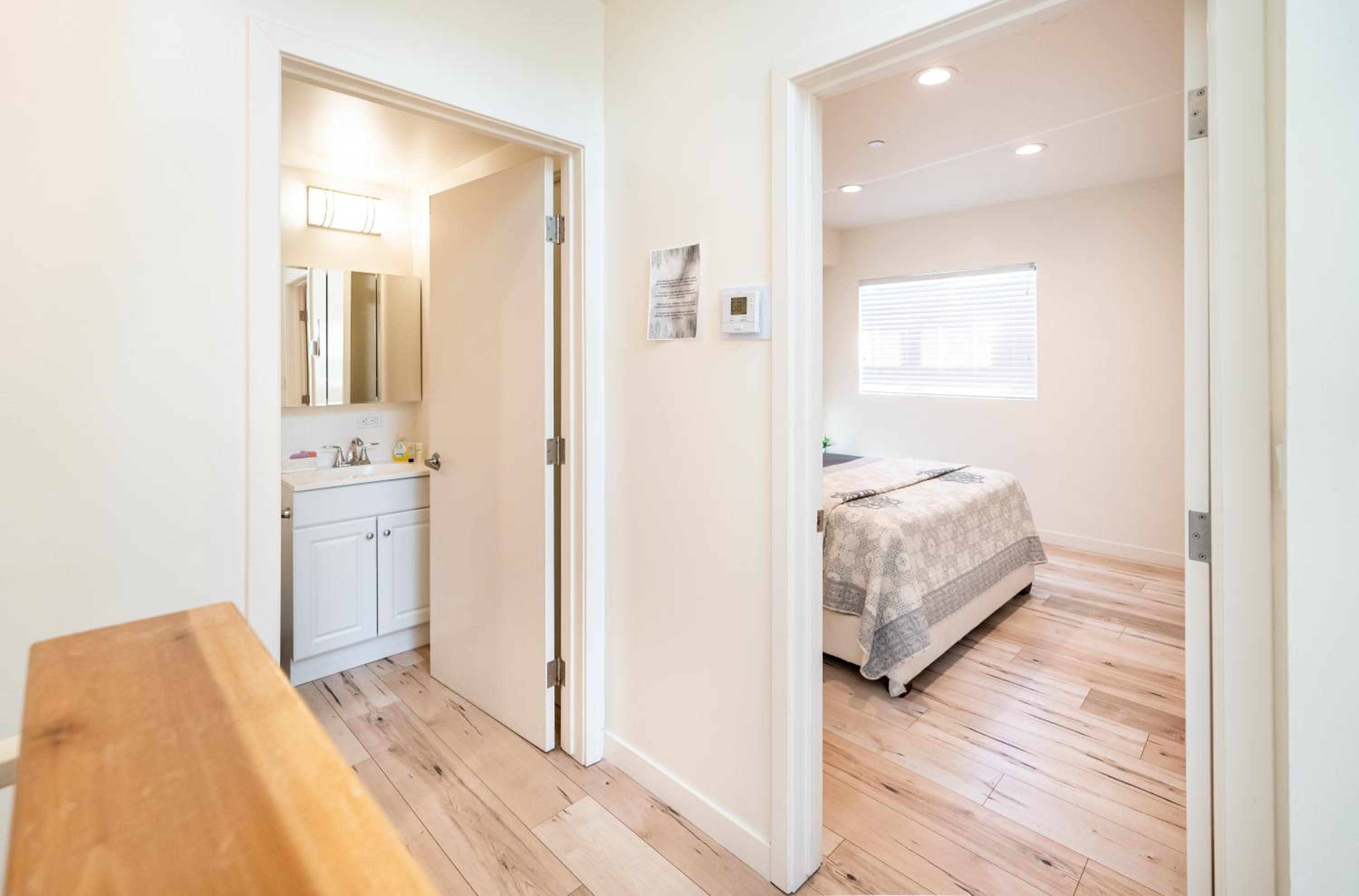 Chic Hollywood Koreatown 3Bedroom Loft 3 Level 2 Bathrooms Perfect for Groups up to 10