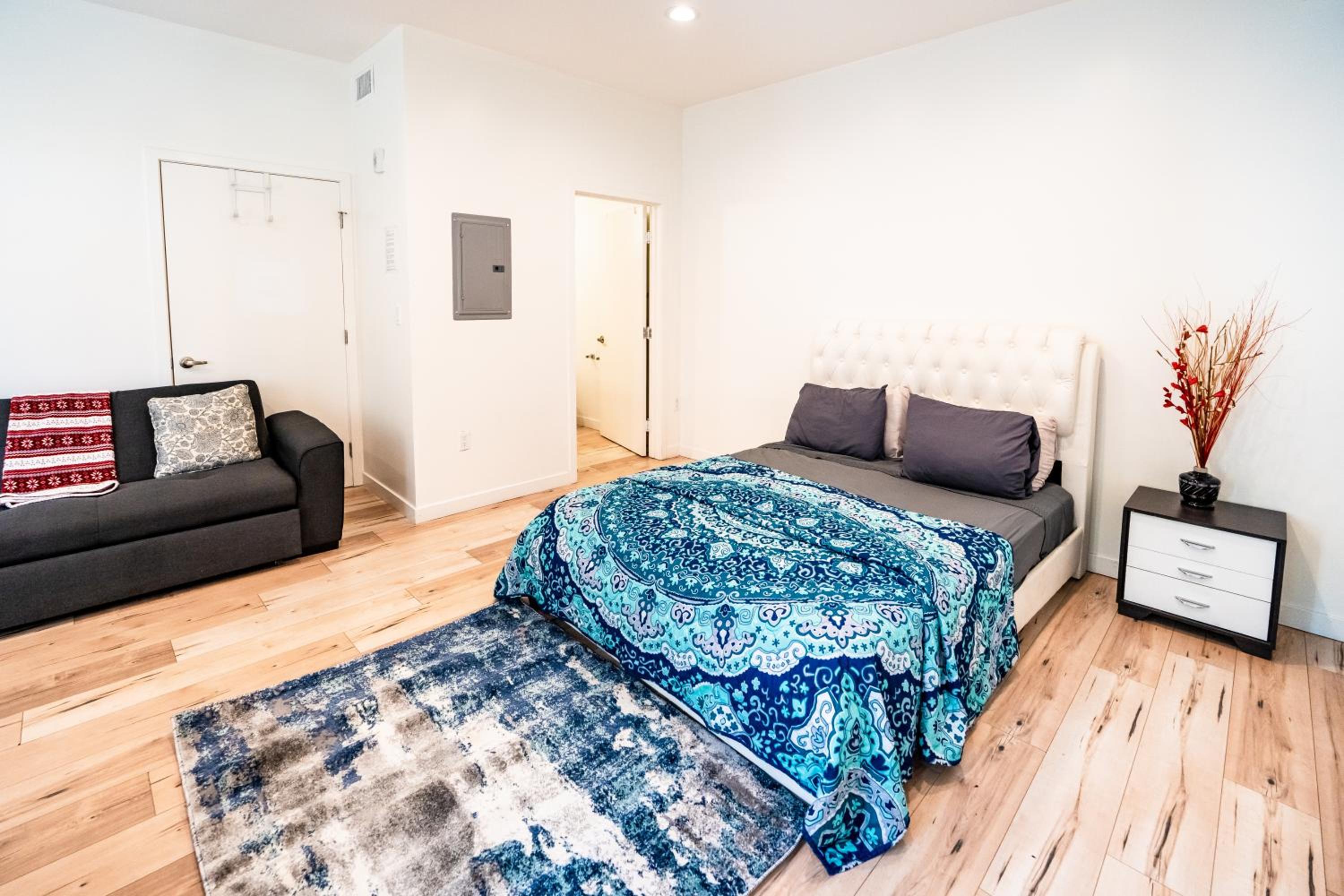Chic Hollywood Koreatown 3Bedroom Loft 3 Level 2 Bathrooms Perfect for Groups up to 10