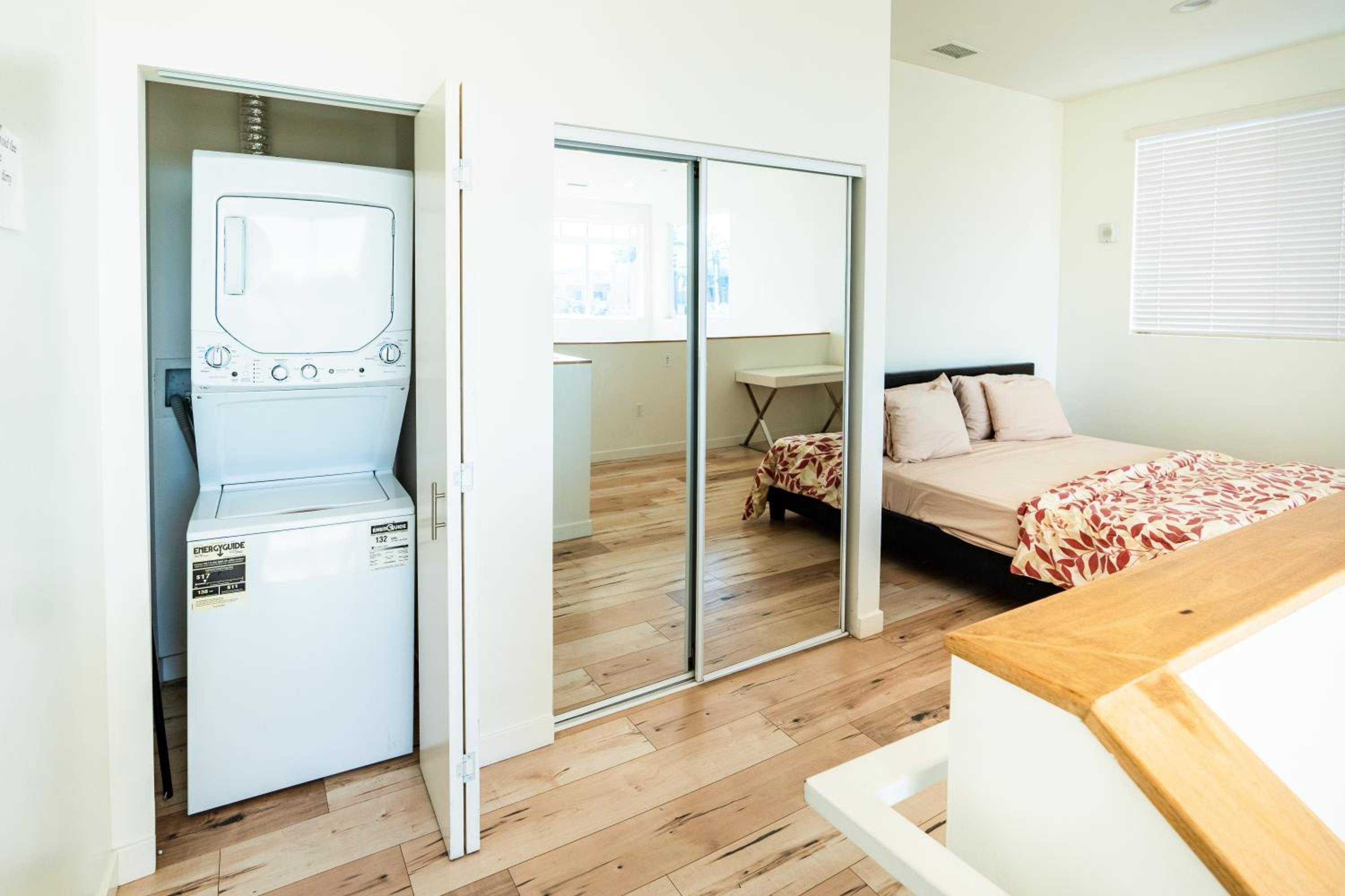 Chic Hollywood Koreatown 3Bedroom Loft 3 Level 2 Bathrooms Perfect for Groups up to 10