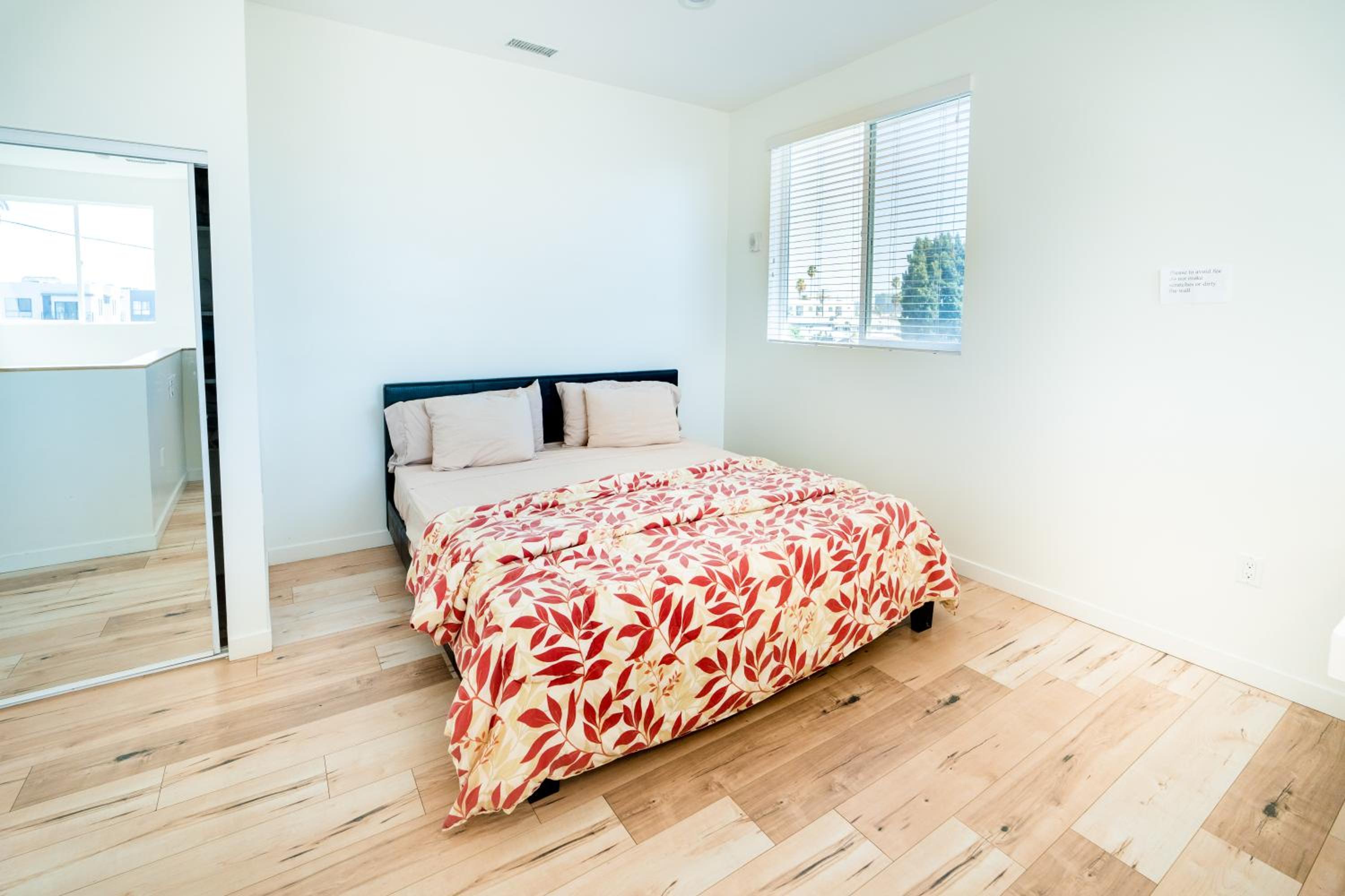 Chic Hollywood Koreatown 3Bedroom Loft 3 Level 2 Bathrooms Perfect for Groups up to 10