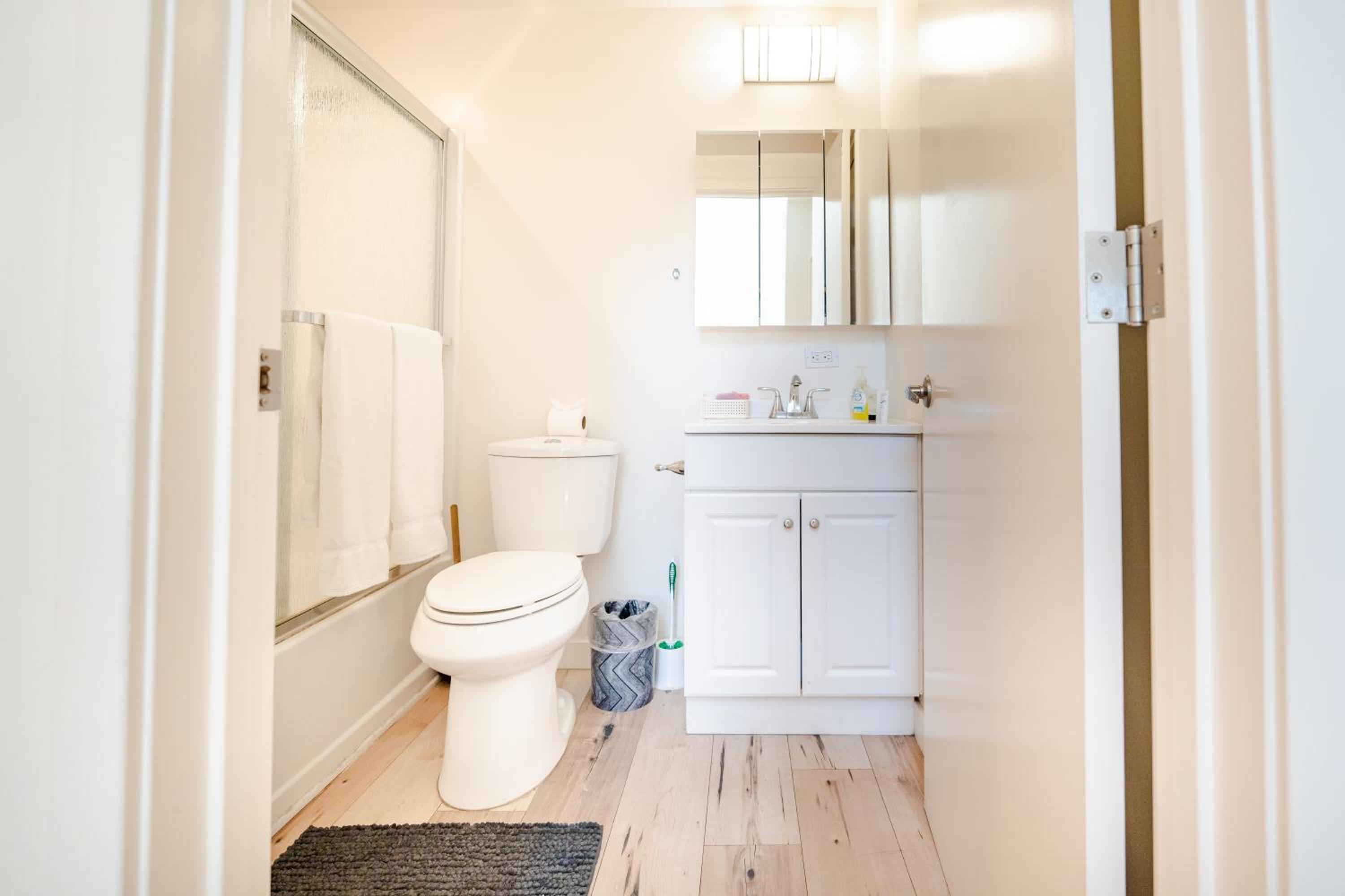 Chic Hollywood Koreatown 3Bedroom Loft 3 Level 2 Bathrooms Perfect for Groups up to 10