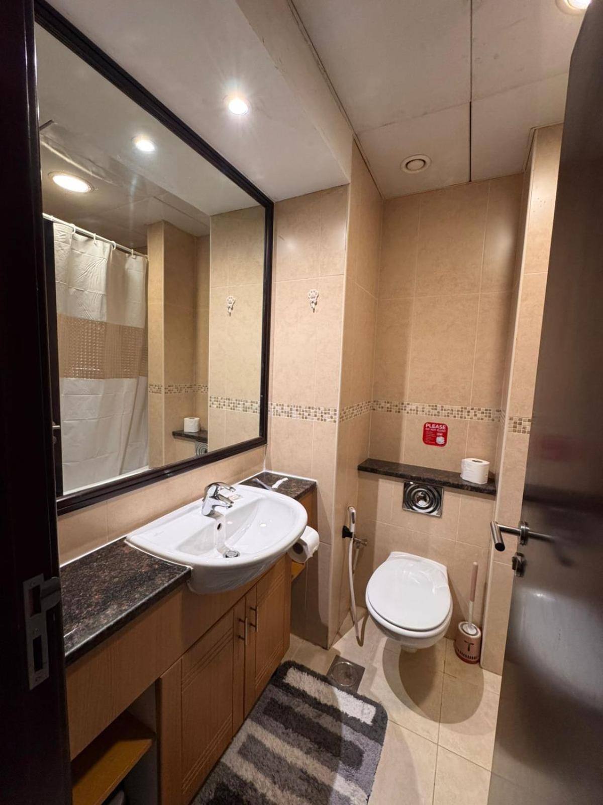 Click Stay - JLT - Entire Studio & Balcony Lakes view Apartment -AM