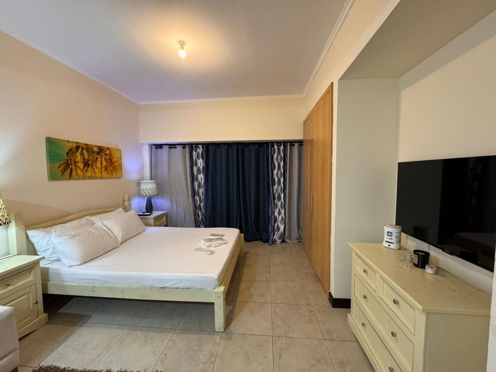 Click Stay - JLT - Entire Studio & Balcony Lakes view Apartment -AM