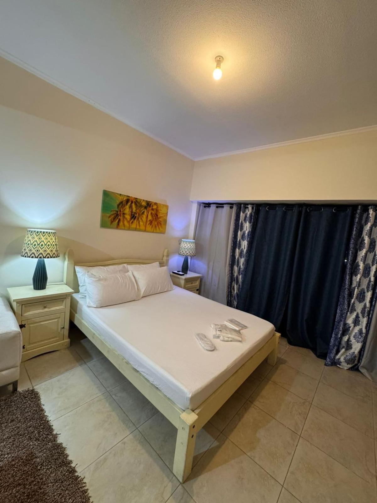 Click Stay - JLT - Entire Studio & Balcony Lakes view Apartment -AM