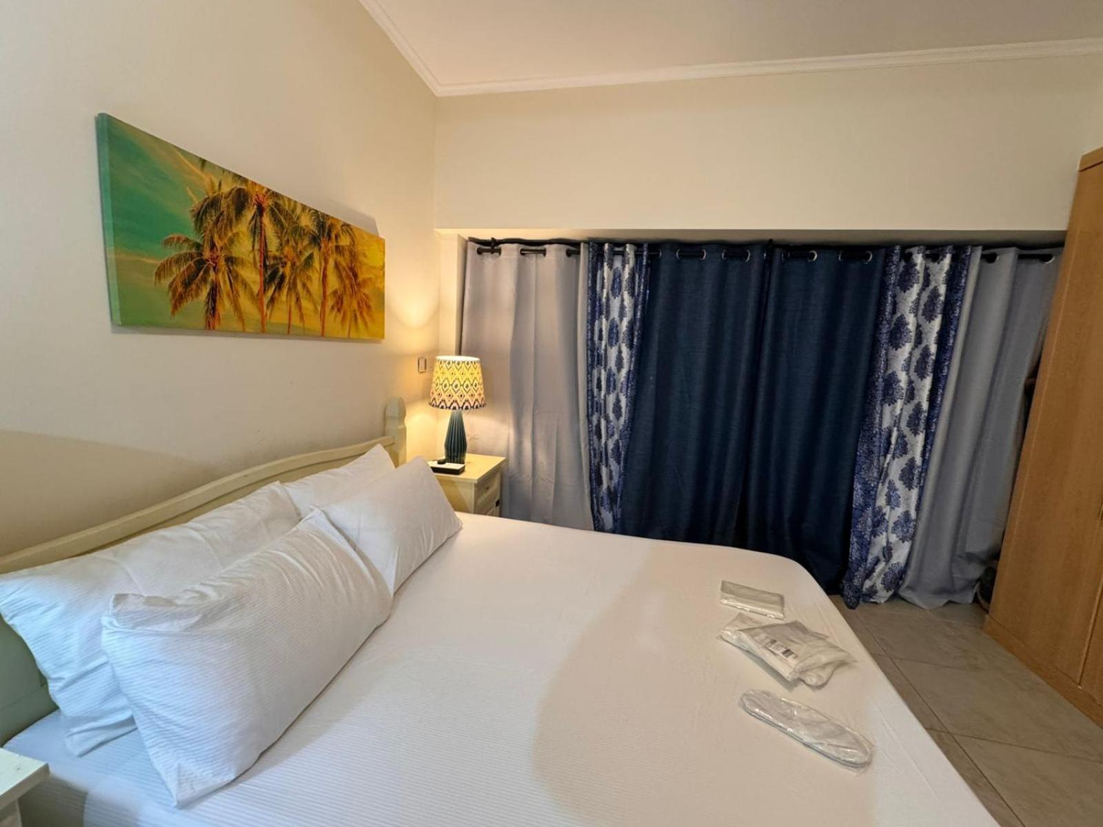 Click Stay - JLT - Entire Studio & Balcony Lakes view Apartment -AM