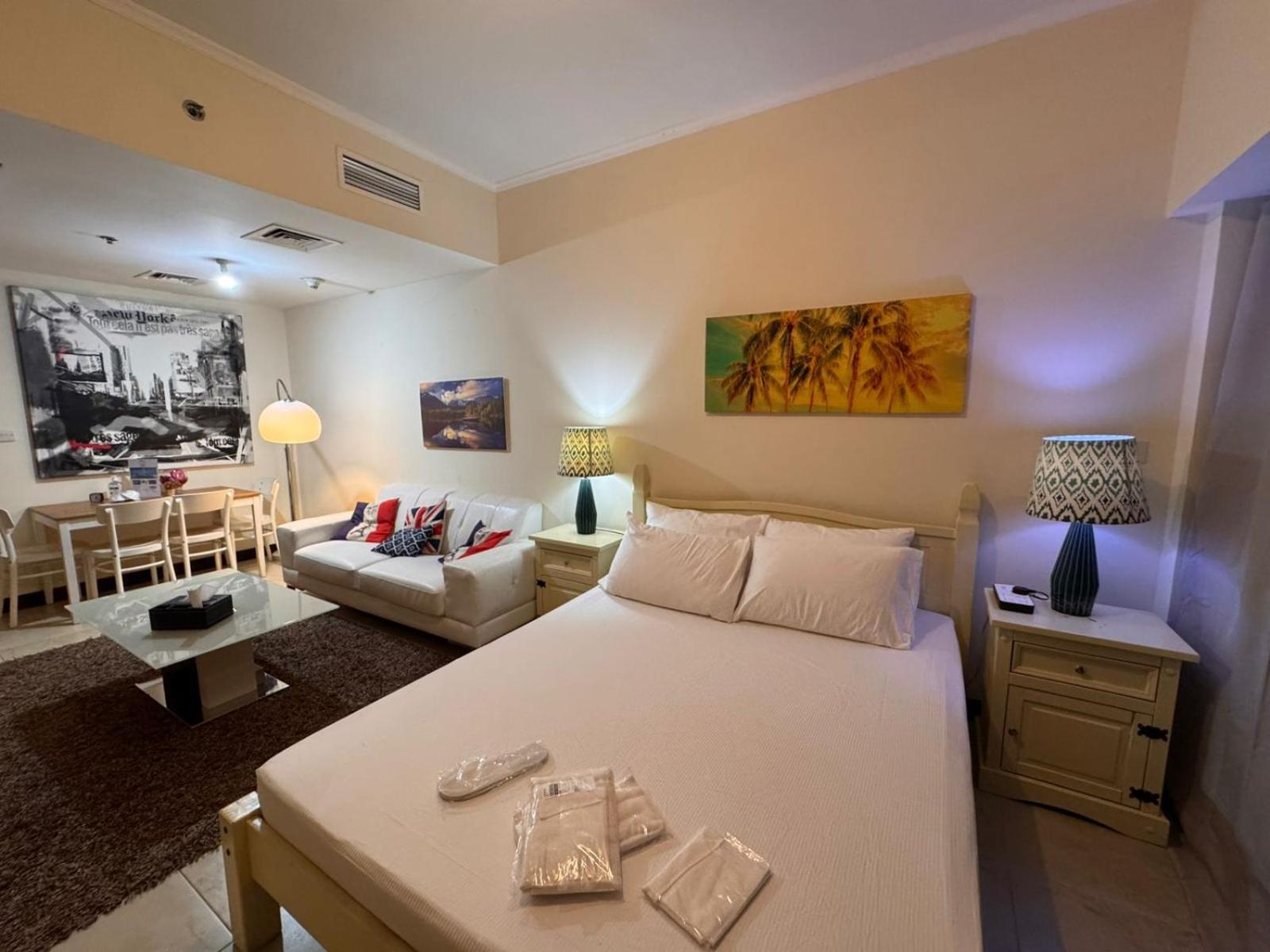 Click Stay - JLT - Entire Studio & Balcony Lakes view Apartment -AM