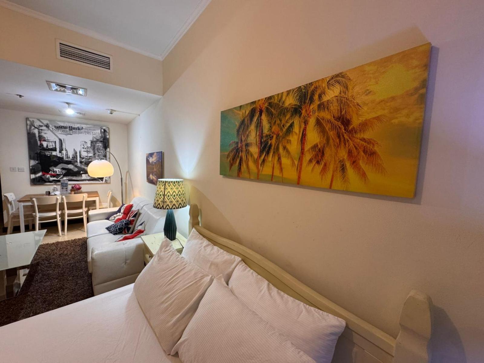 Click Stay - JLT - Entire Studio & Balcony Lakes view Apartment -AM