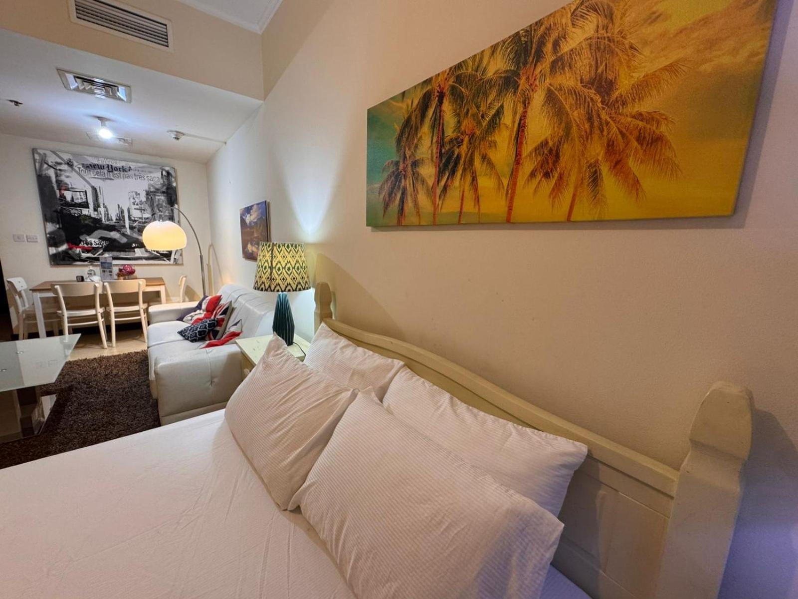 Click Stay - JLT - Entire Studio & Balcony Lakes view Apartment -AM