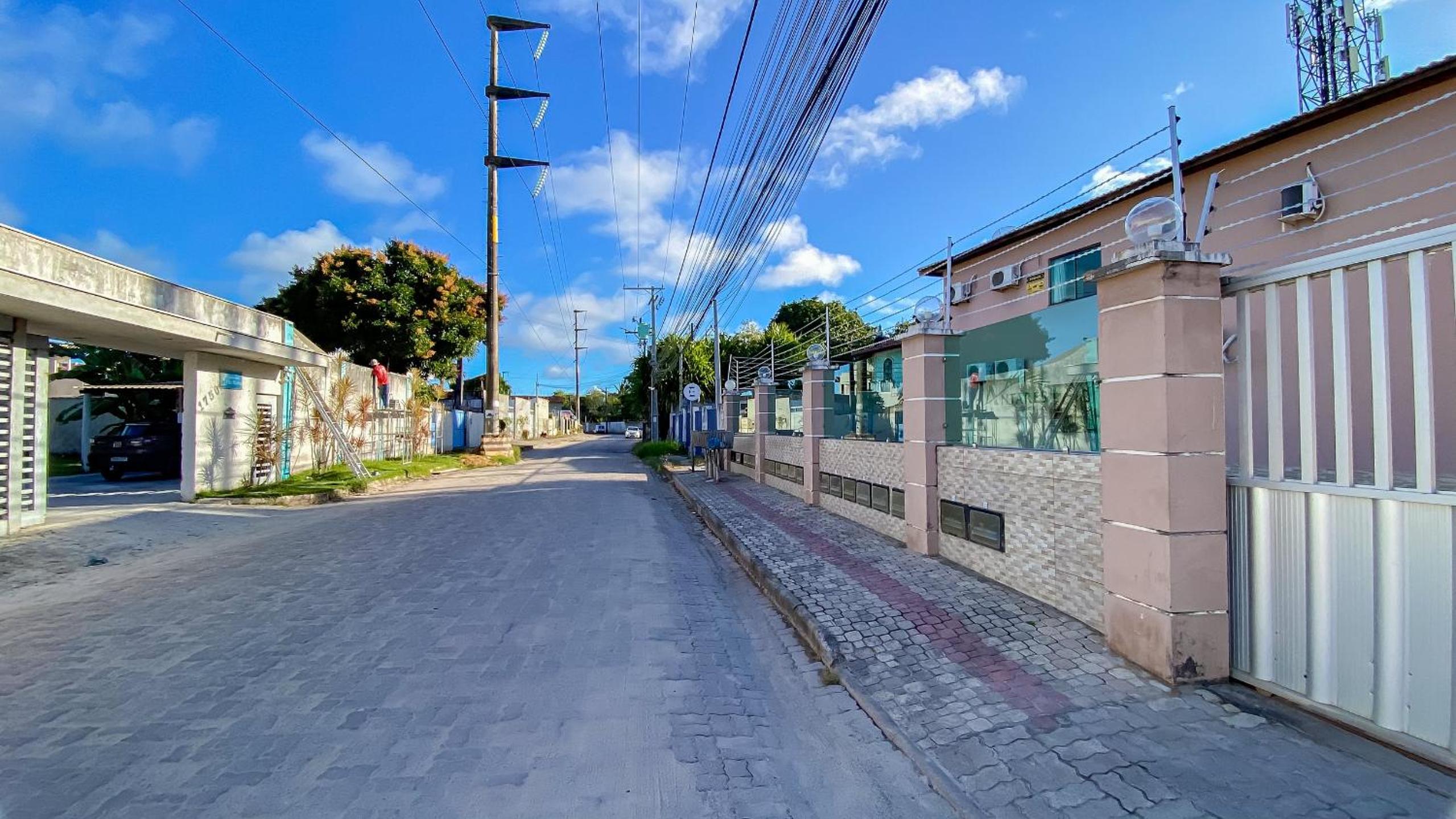 Apê Térreo com 3 quartos com ar condicionado, sala, cozinha completa e internet privativa, a poucos metros da Praia de Taperapuã. Residencial Antares, cond