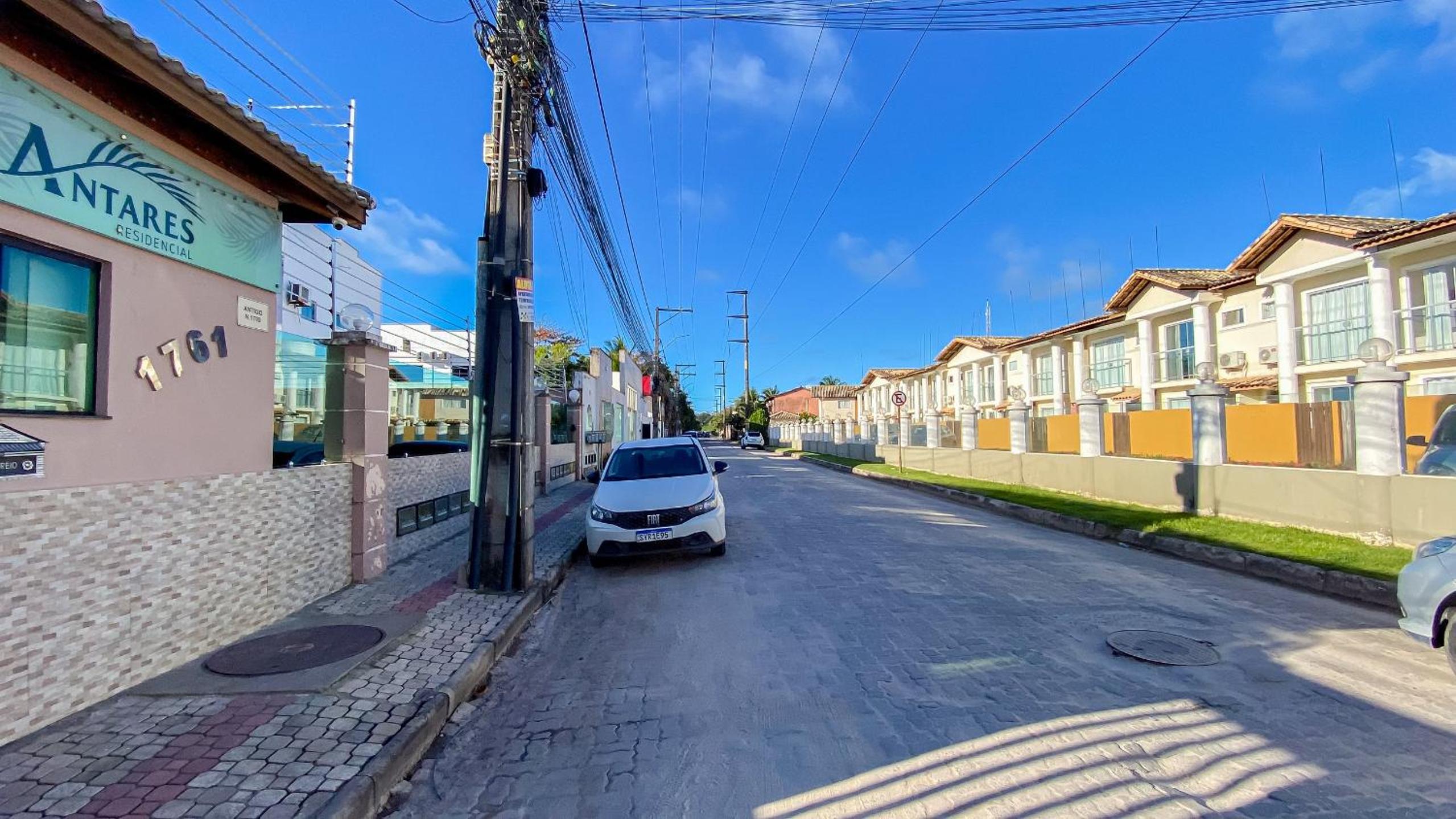 Apê Térreo com 3 quartos com ar condicionado, sala, cozinha completa e internet privativa, a poucos metros da Praia de Taperapuã. Residencial Antares, cond