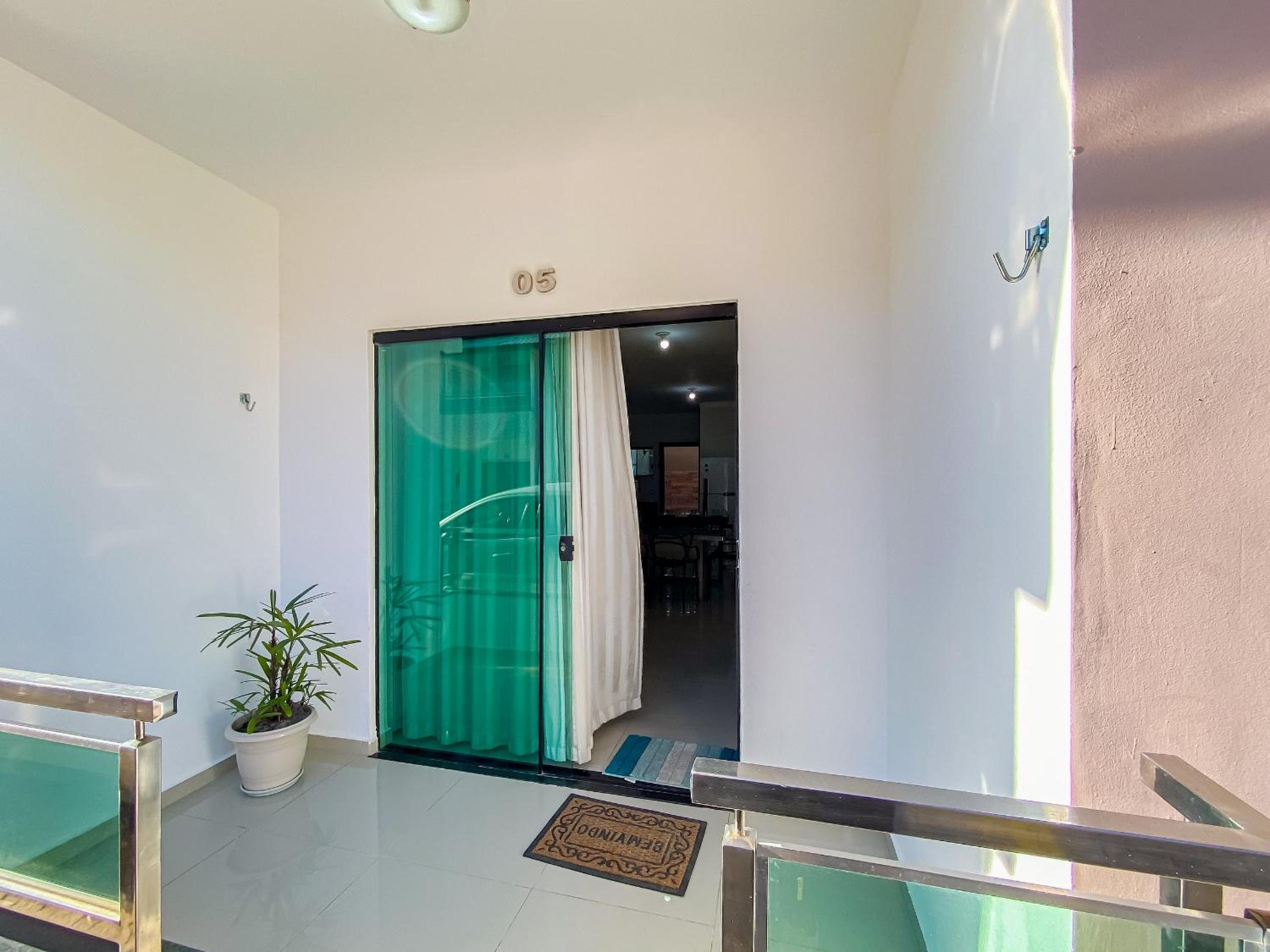 Apê Térreo com 3 quartos com ar condicionado, sala, cozinha completa e internet privativa, a poucos metros da Praia de Taperapuã. Residencial Antares, cond