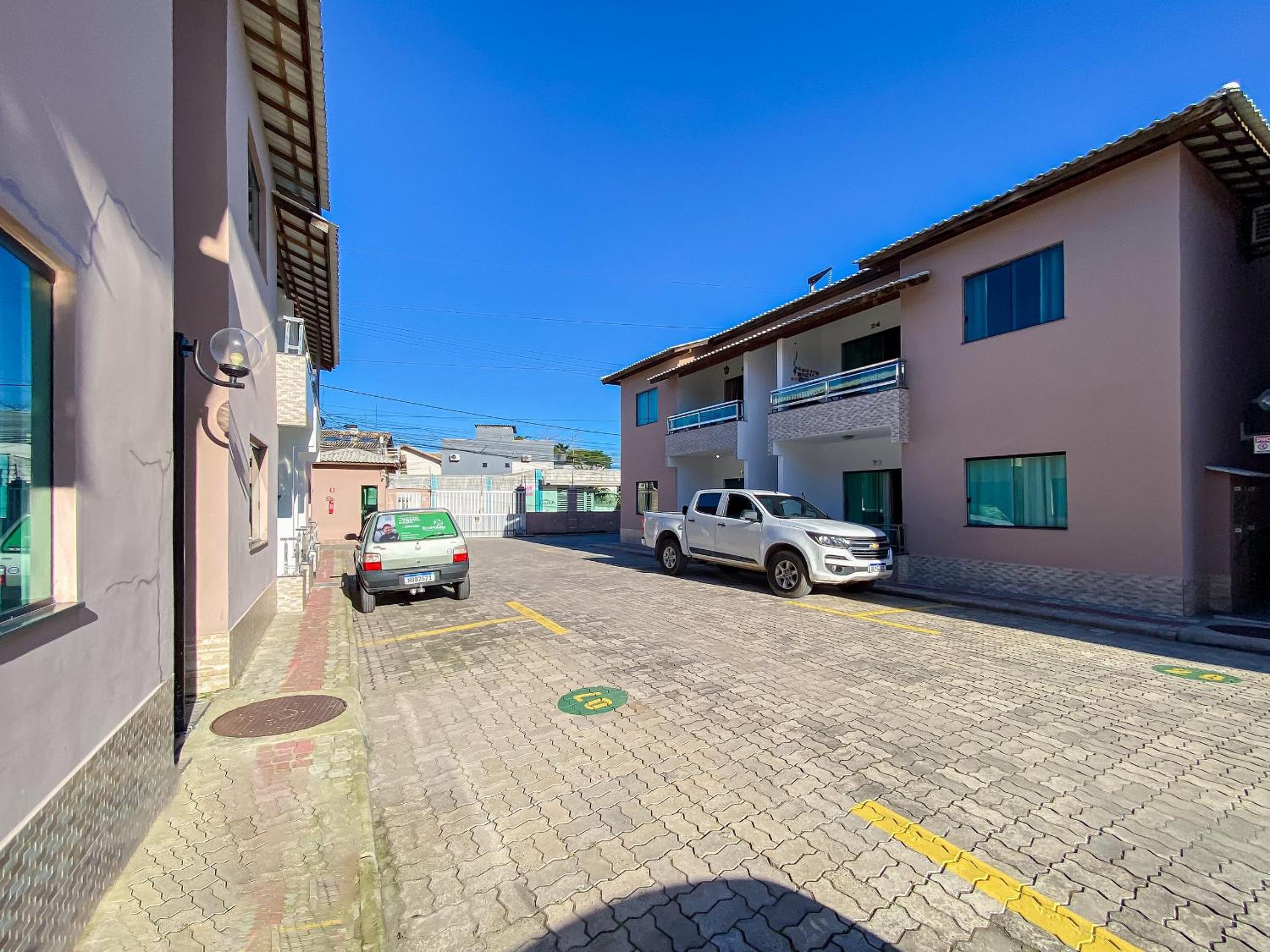 Apê Térreo com 3 quartos com ar condicionado, sala, cozinha completa e internet privativa, a poucos metros da Praia de Taperapuã. Residencial Antares, cond