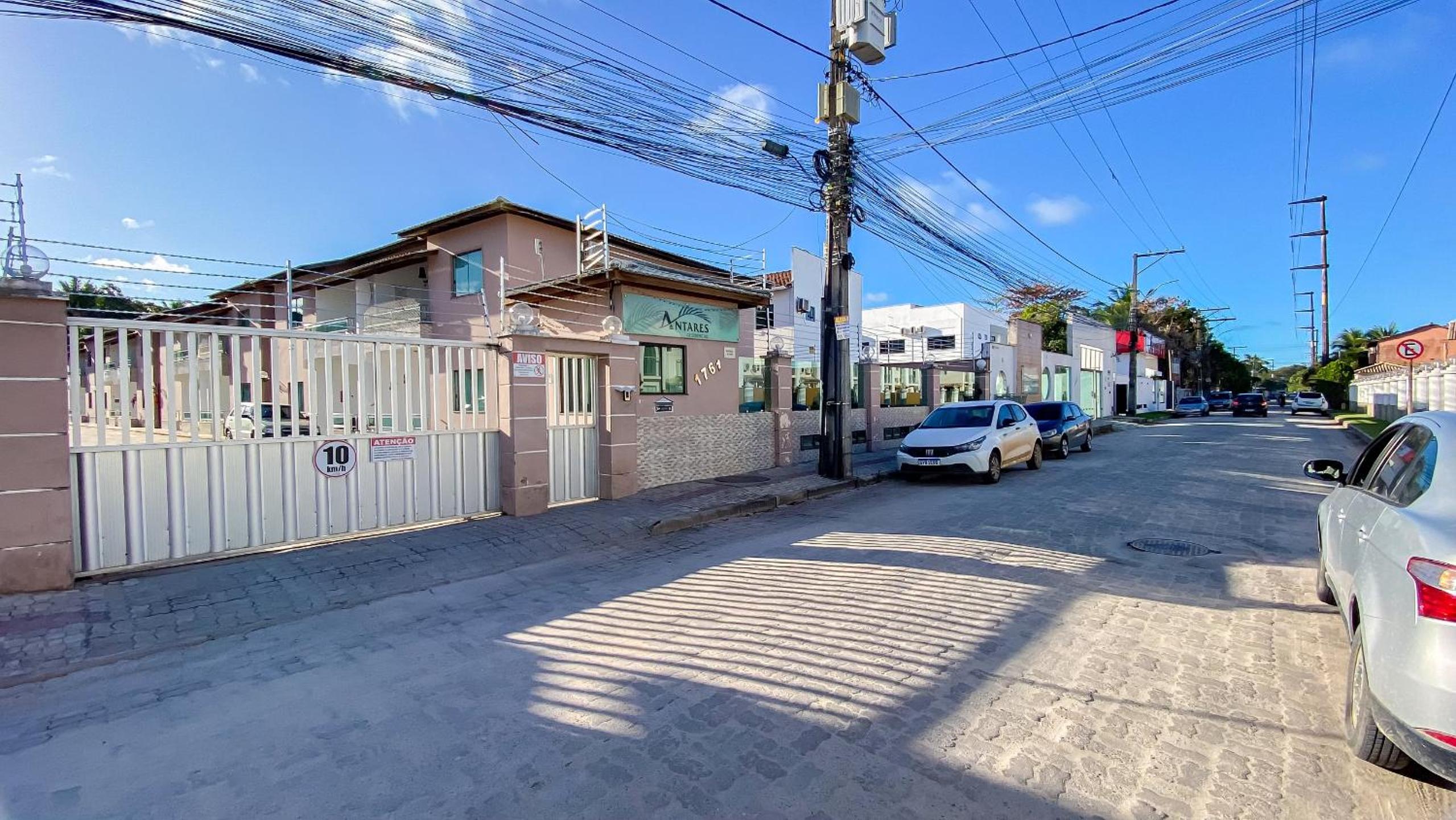 Apê Térreo com 3 quartos com ar condicionado, sala, cozinha completa e internet privativa, a poucos metros da Praia de Taperapuã. Residencial Antares, cond