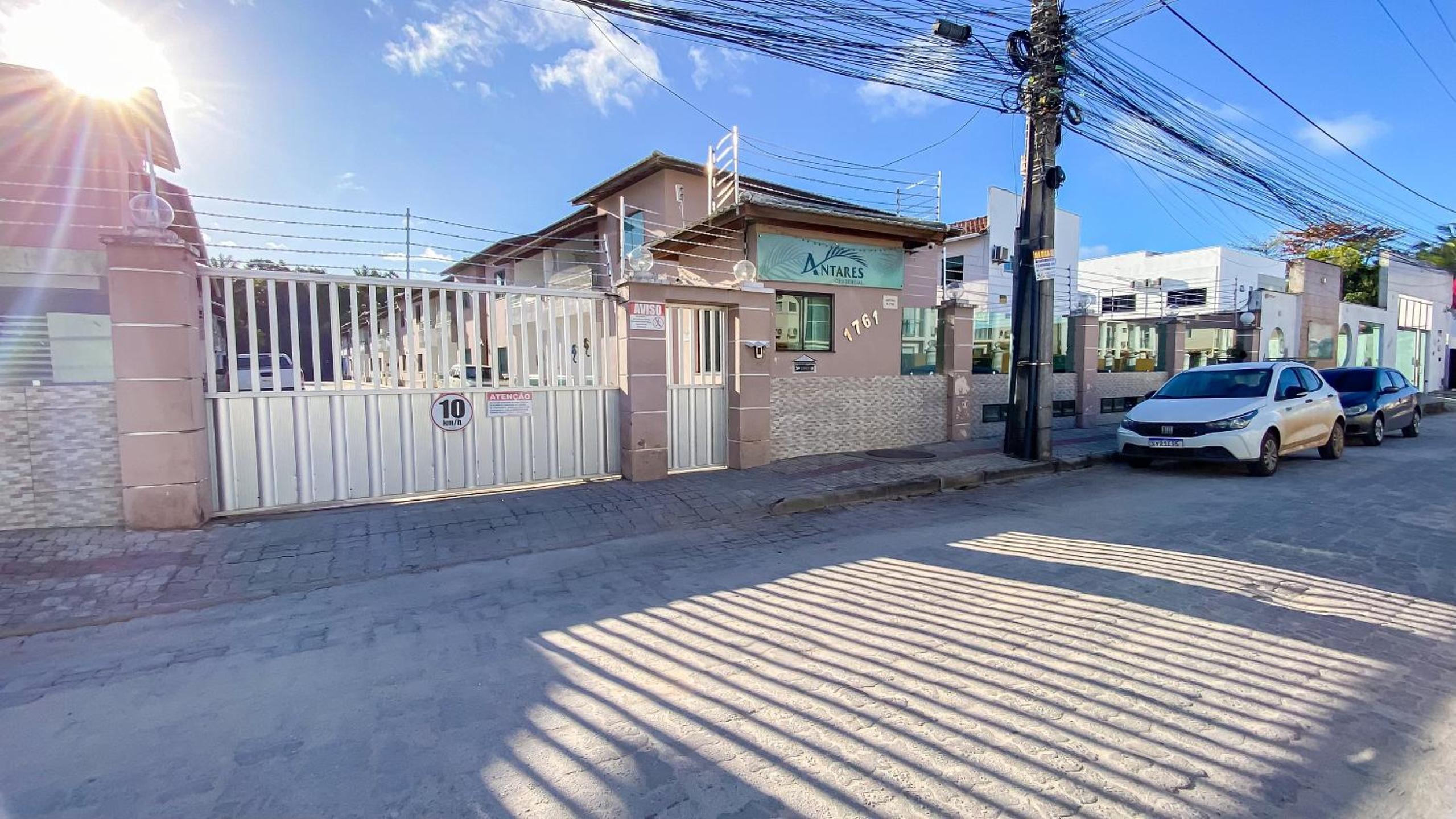 Apê Térreo com 3 quartos com ar condicionado, sala, cozinha completa e internet privativa, a poucos metros da Praia de Taperapuã. Residencial Antares, cond