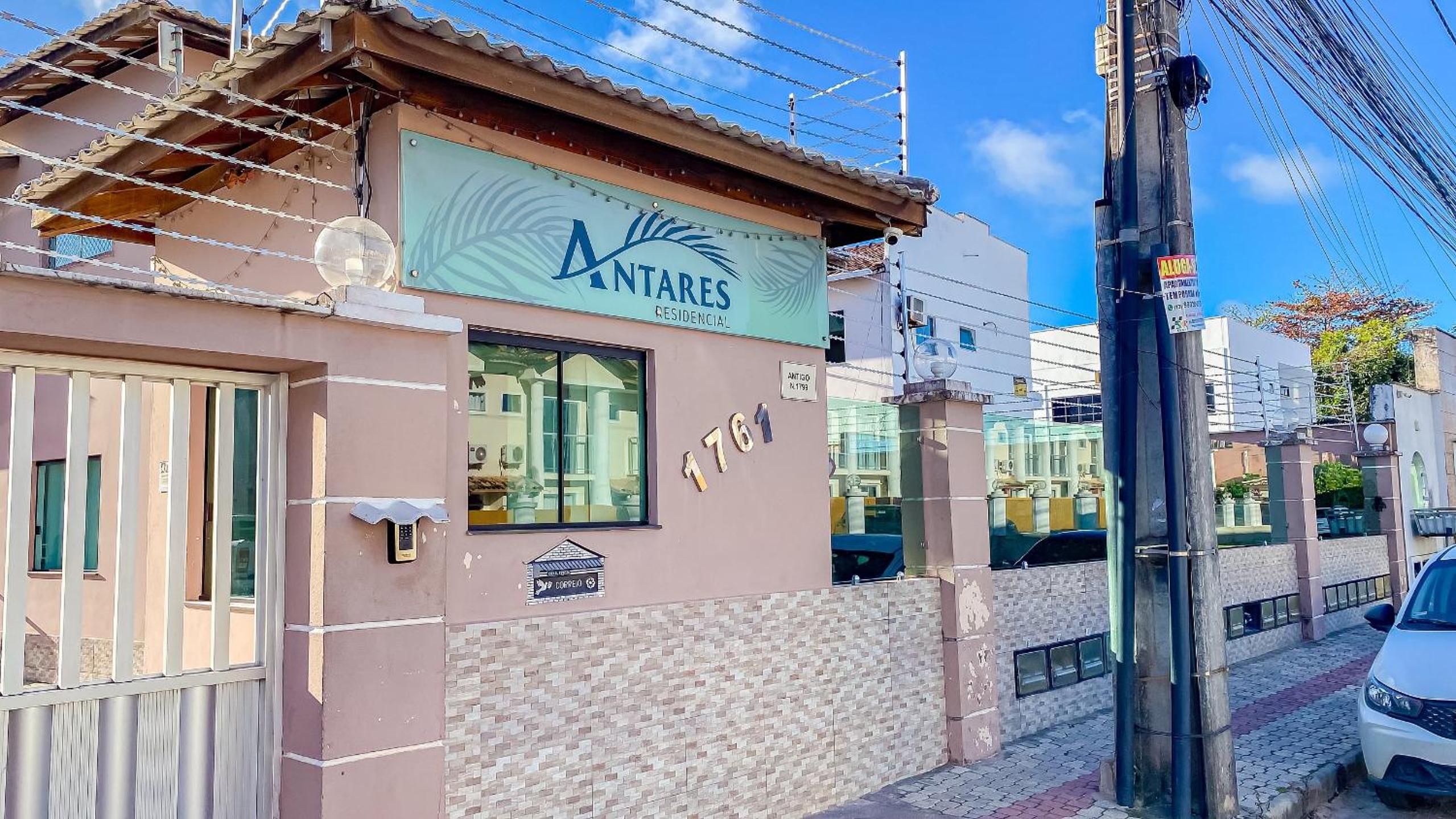 Apê Térreo com 3 quartos com ar condicionado, sala, cozinha completa e internet privativa, a poucos metros da Praia de Taperapuã. Residencial Antares, cond
