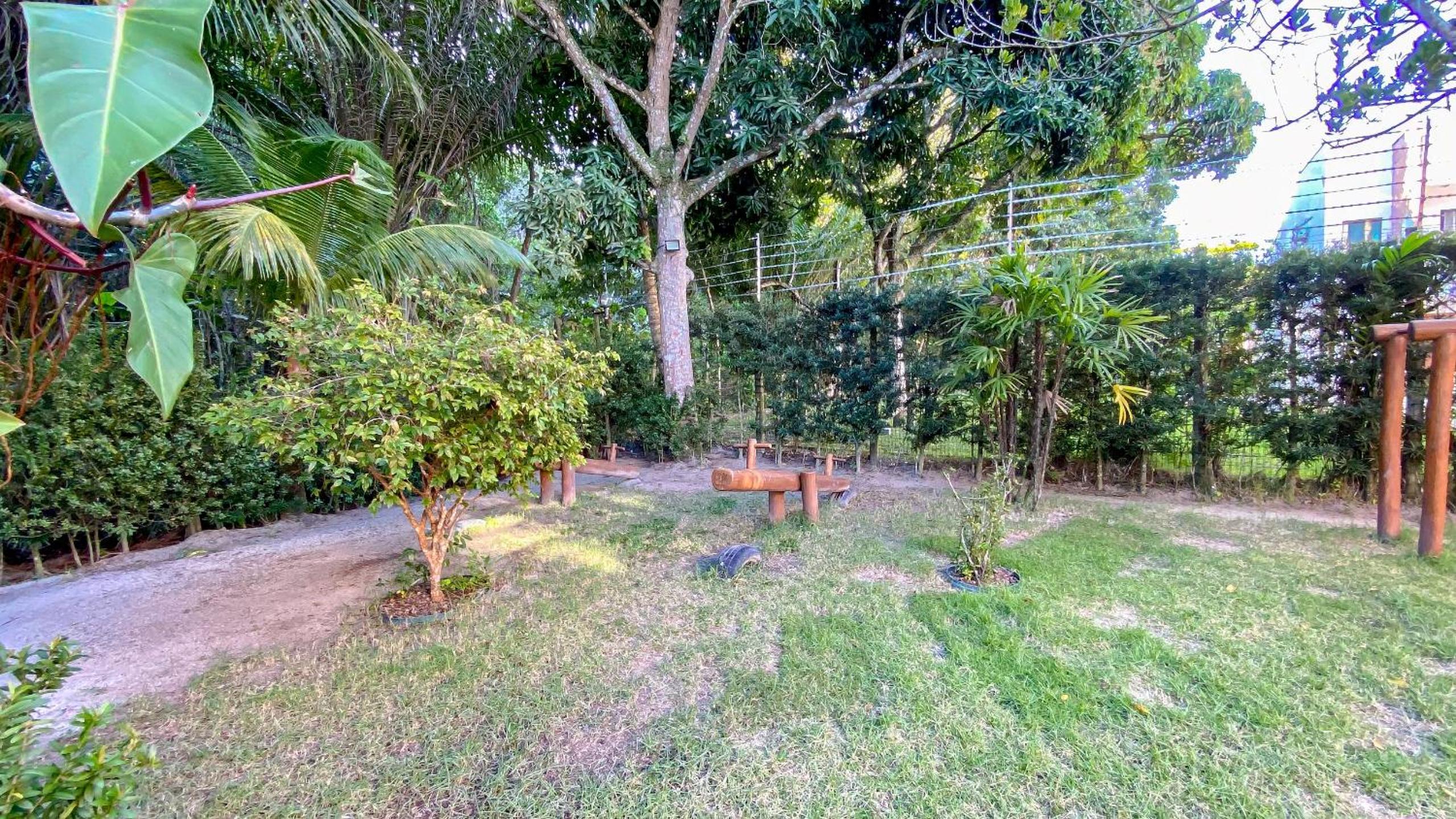Apê Térreo com 3 quartos com ar condicionado, sala, cozinha completa e internet privativa, a poucos metros da Praia de Taperapuã. Residencial Antares, cond