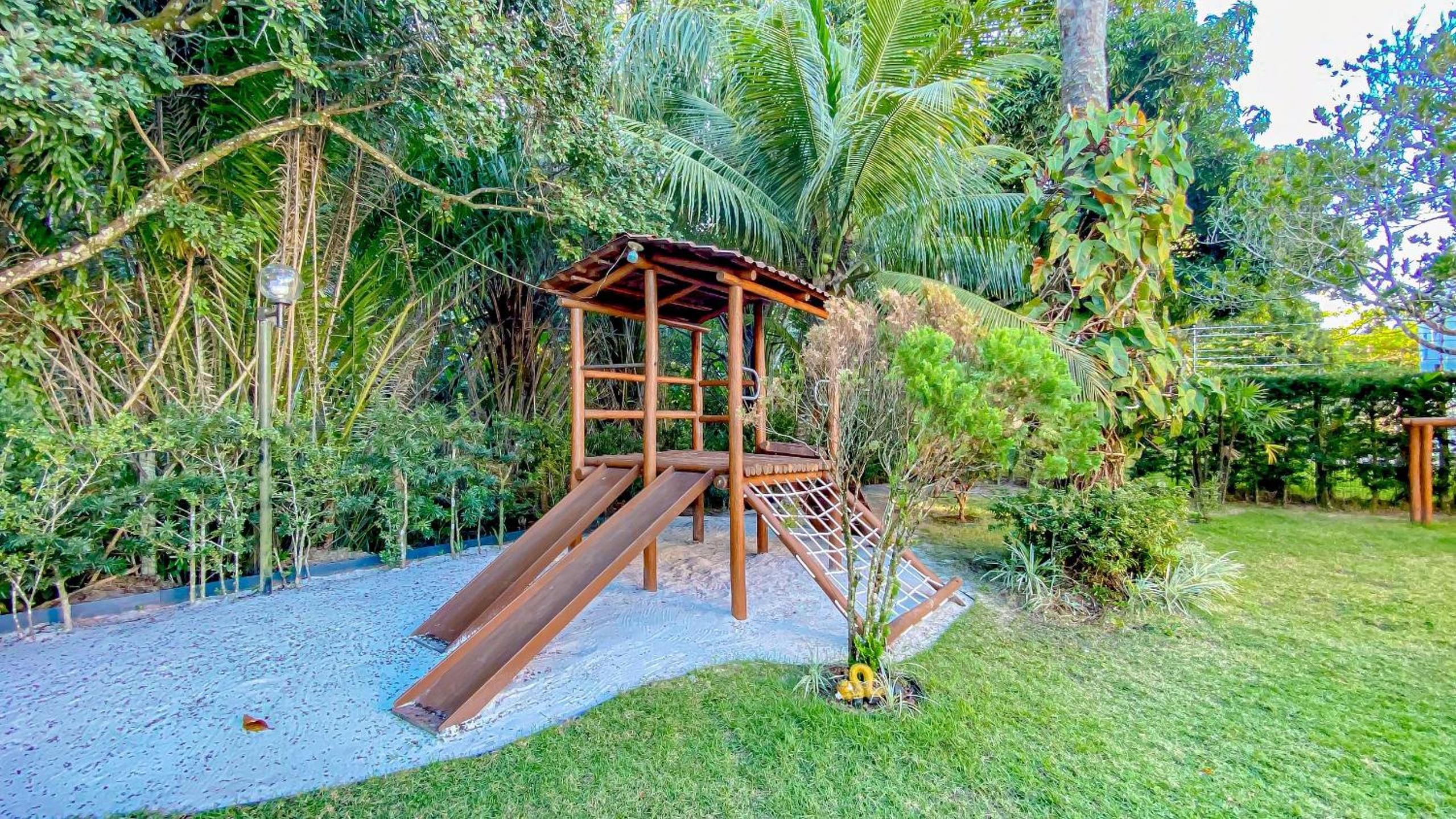 Apê Térreo com 3 quartos com ar condicionado, sala, cozinha completa e internet privativa, a poucos metros da Praia de Taperapuã. Residencial Antares, cond