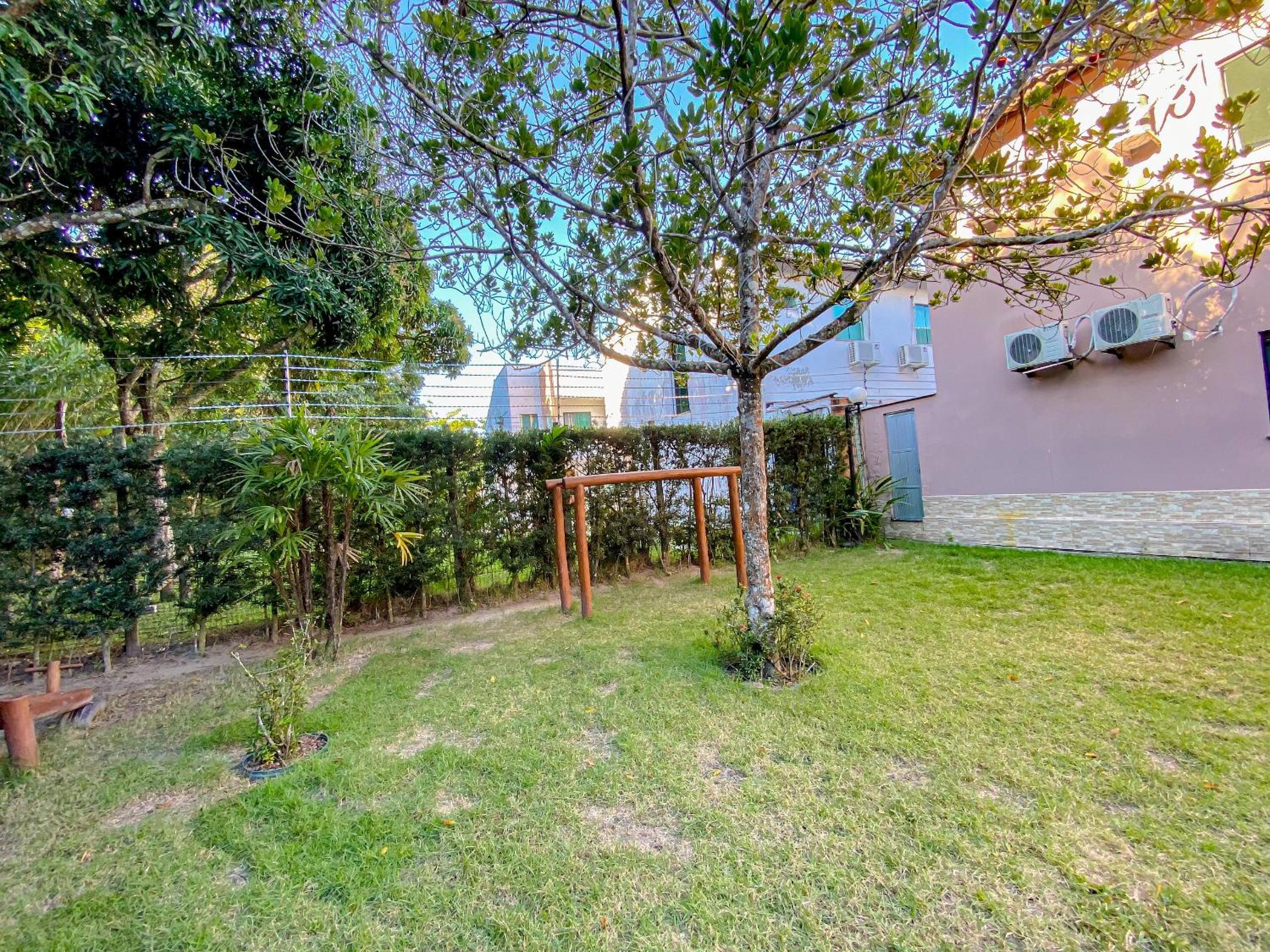 Apê Térreo com 3 quartos com ar condicionado, sala, cozinha completa e internet privativa, a poucos metros da Praia de Taperapuã. Residencial Antares, cond