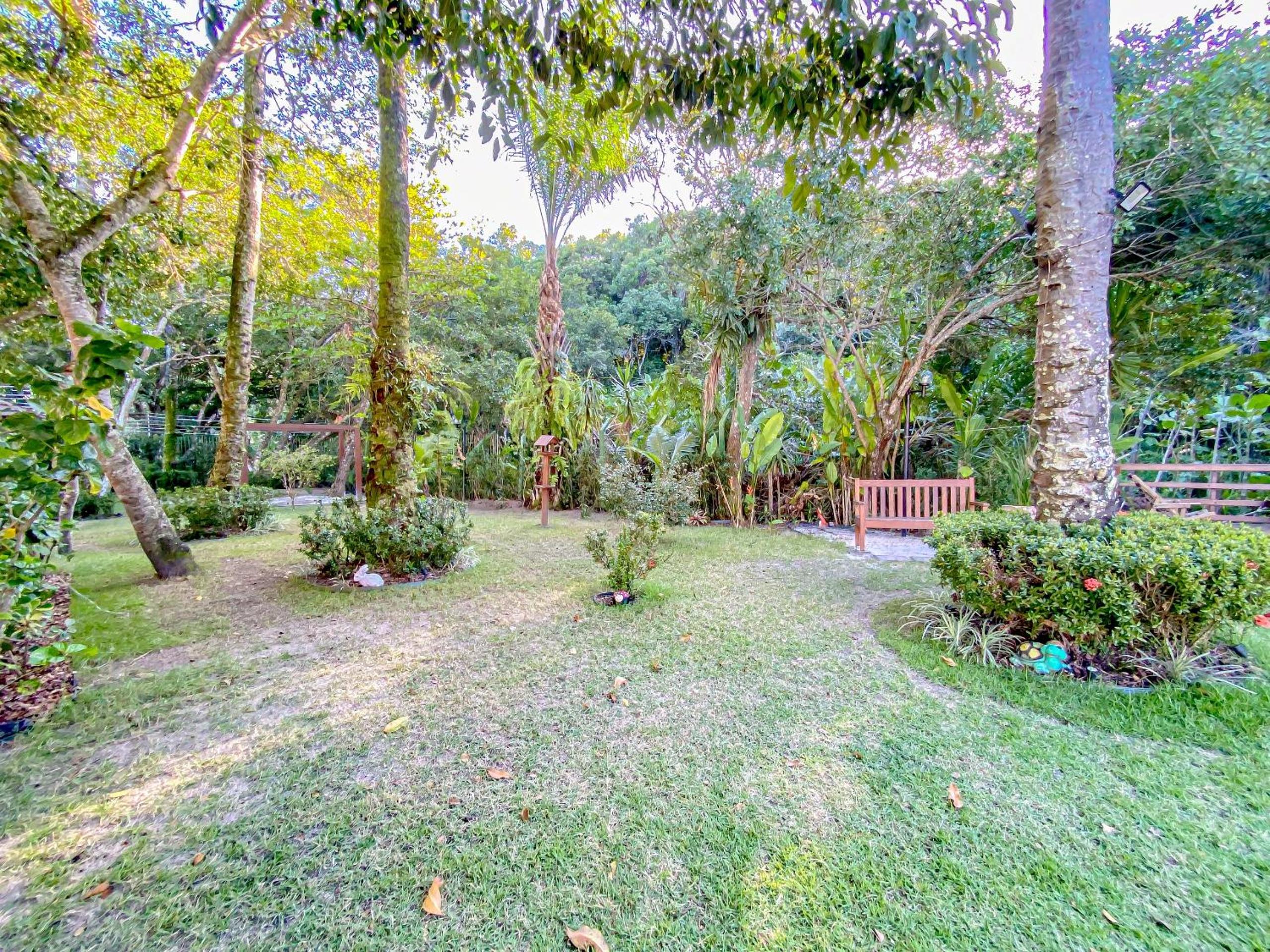 Apê Térreo com 3 quartos com ar condicionado, sala, cozinha completa e internet privativa, a poucos metros da Praia de Taperapuã. Residencial Antares, cond