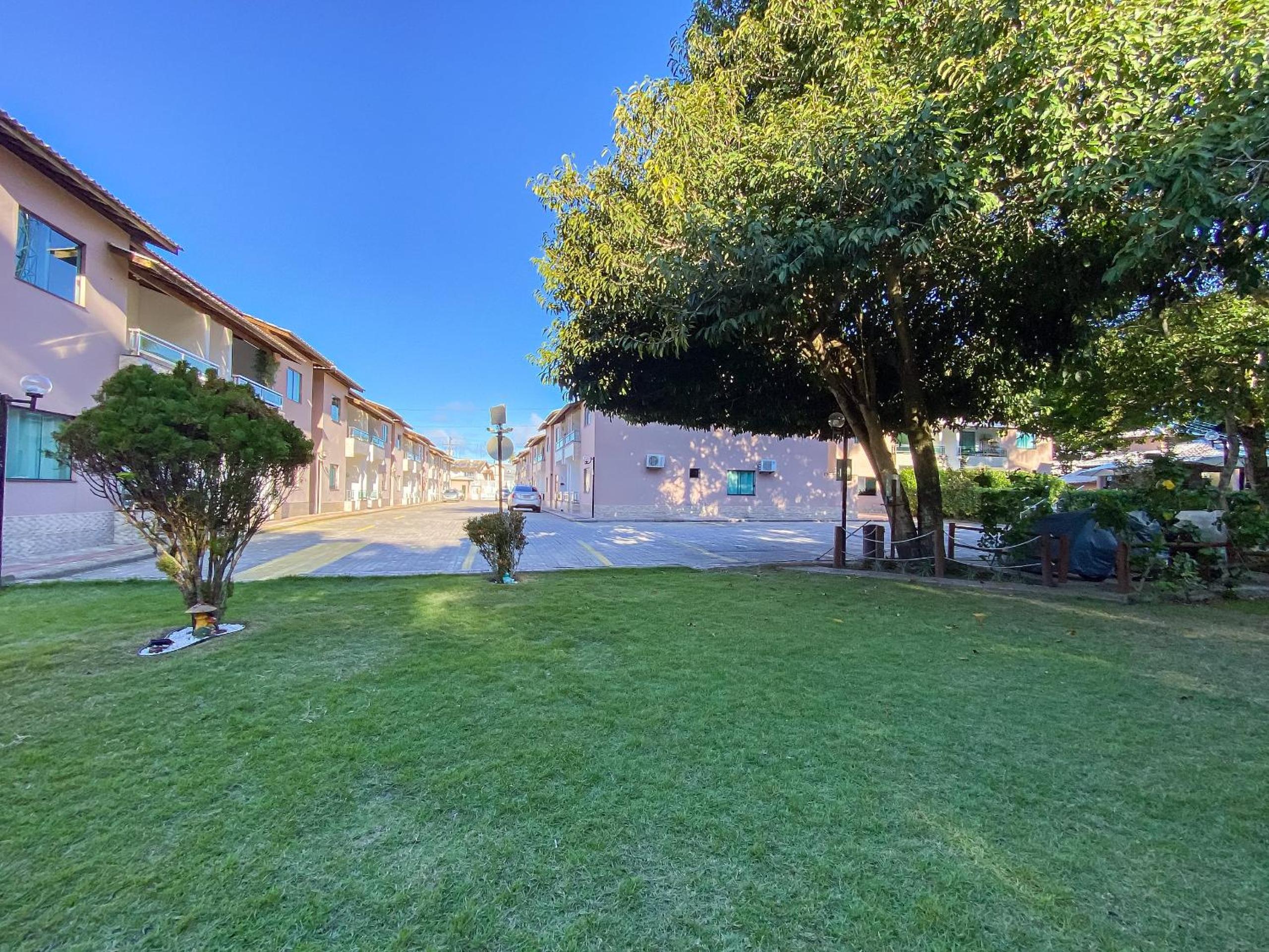Apê Térreo com 3 quartos com ar condicionado, sala, cozinha completa e internet privativa, a poucos metros da Praia de Taperapuã. Residencial Antares, cond
