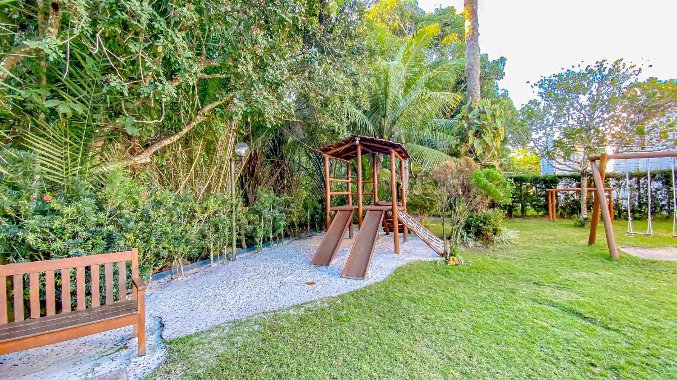 Apê Térreo com 3 quartos com ar condicionado, sala, cozinha completa e internet privativa, a poucos metros da Praia de Taperapuã. Residencial Antares, cond