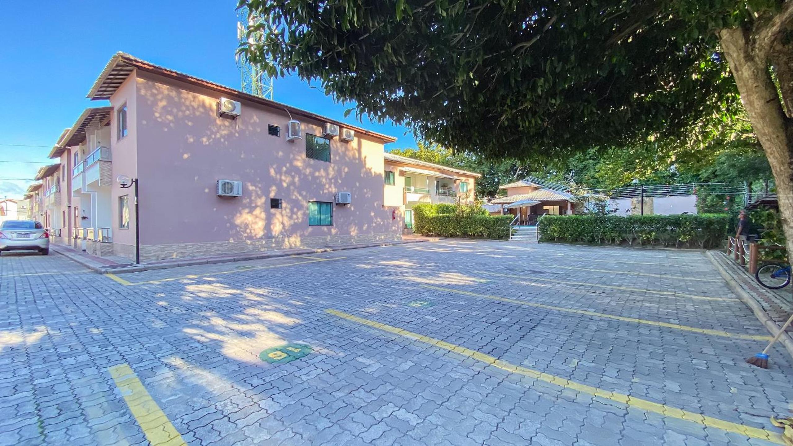 Apê Térreo com 3 quartos com ar condicionado, sala, cozinha completa e internet privativa, a poucos metros da Praia de Taperapuã. Residencial Antares, cond