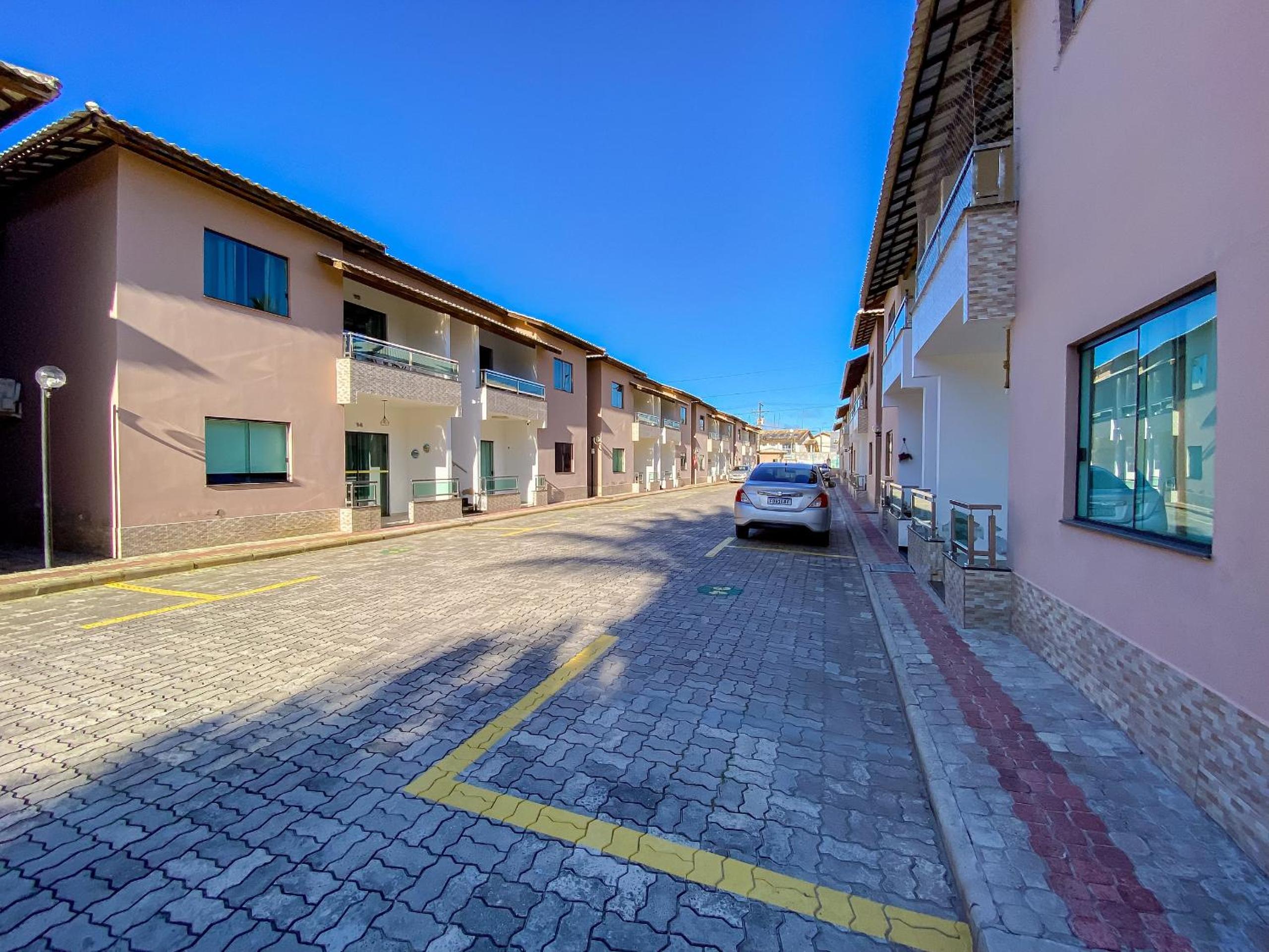 Apê Térreo com 3 quartos com ar condicionado, sala, cozinha completa e internet privativa, a poucos metros da Praia de Taperapuã. Residencial Antares, cond