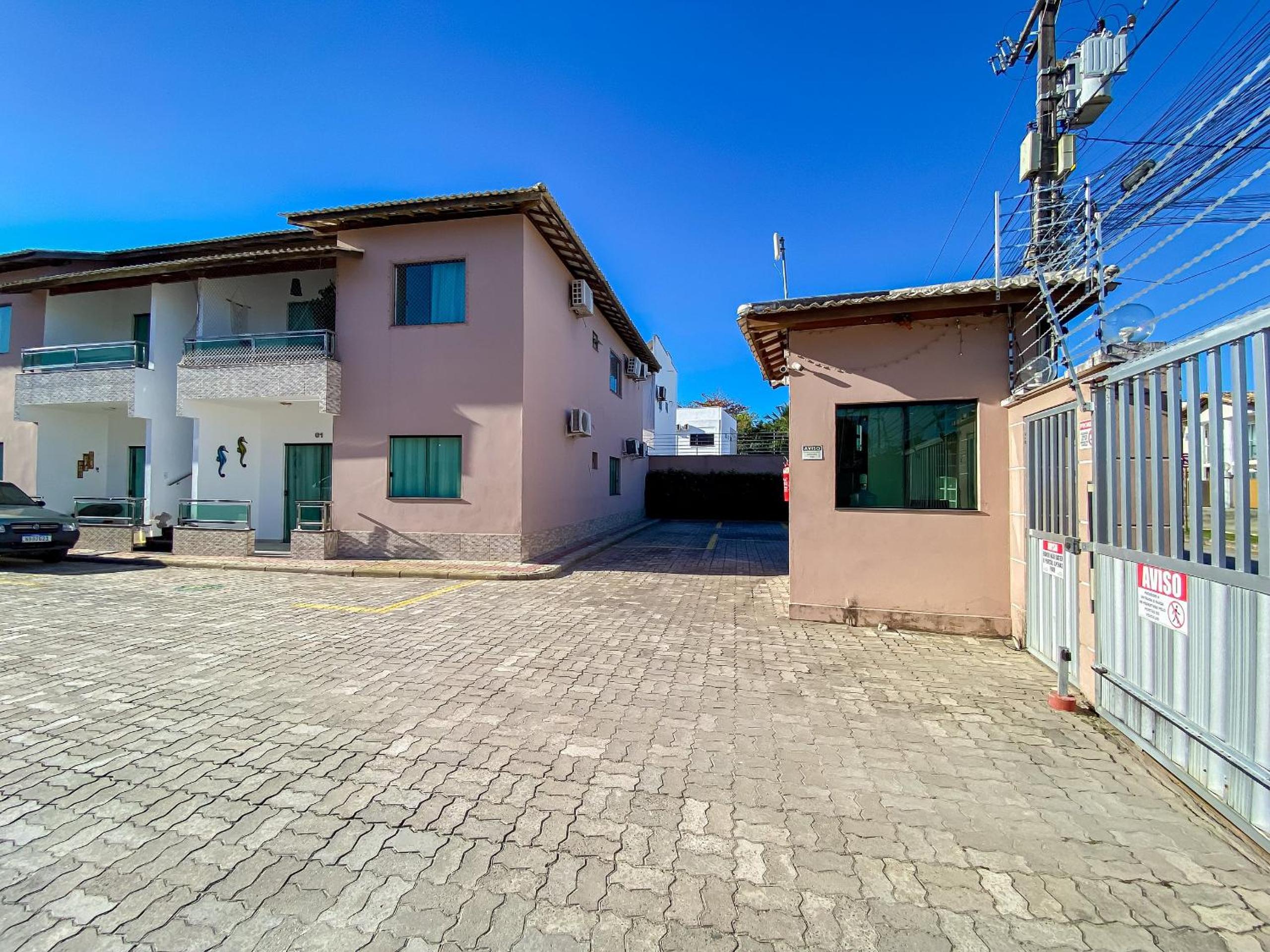 Apê Térreo com 3 quartos com ar condicionado, sala, cozinha completa e internet privativa, a poucos metros da Praia de Taperapuã. Residencial Antares, cond
