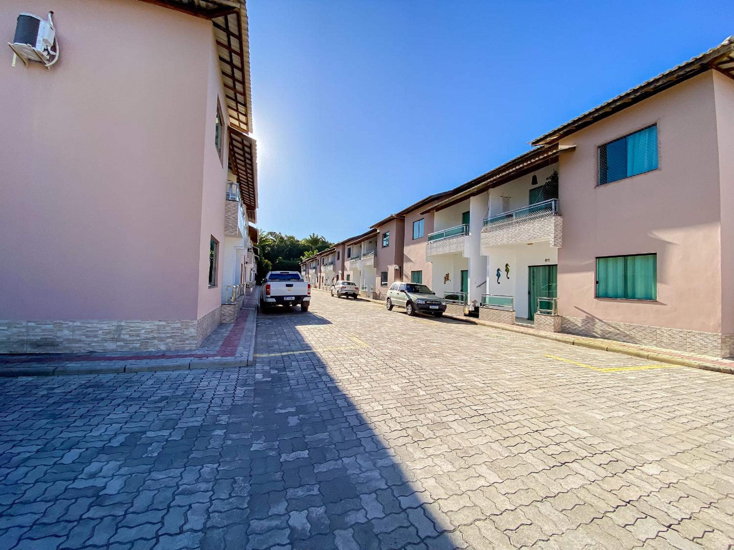 Apê Térreo com 3 quartos com ar condicionado, sala, cozinha completa e internet privativa, a poucos metros da Praia de Taperapuã. Residencial Antares, cond