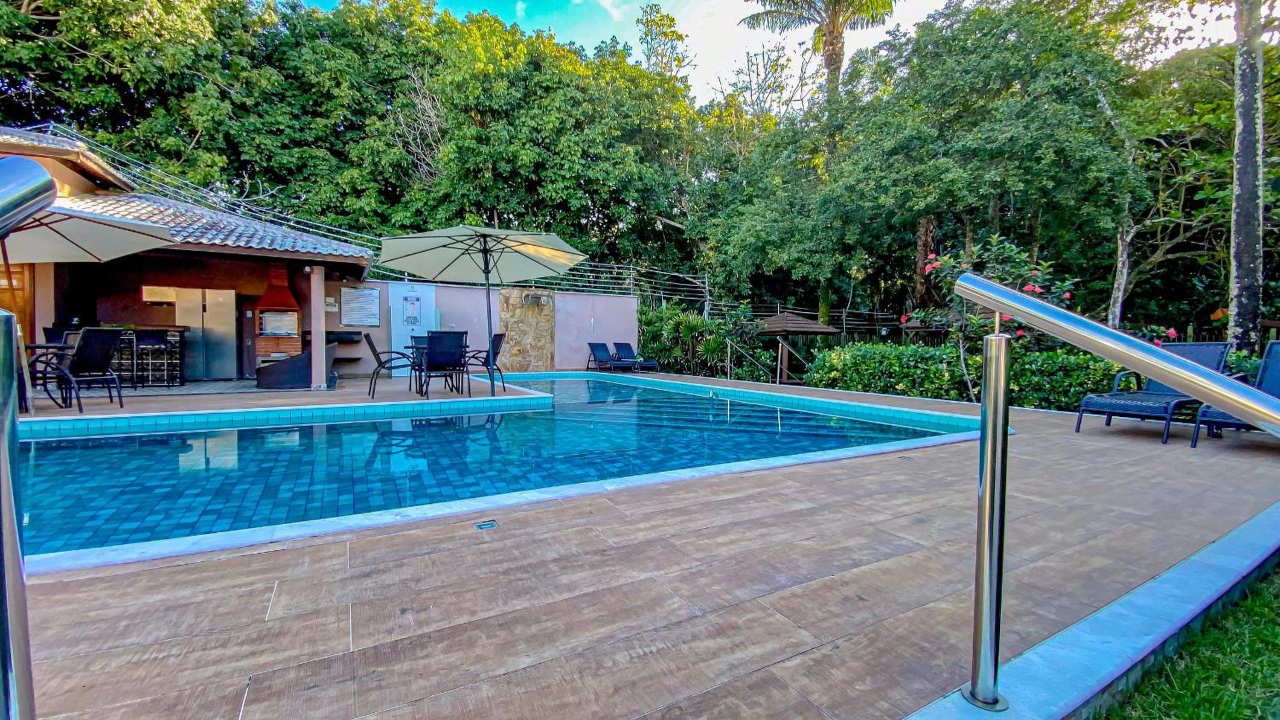 Apê Térreo com 3 quartos com ar condicionado, sala, cozinha completa e internet privativa, a poucos metros da Praia de Taperapuã. Residencial Antares, cond